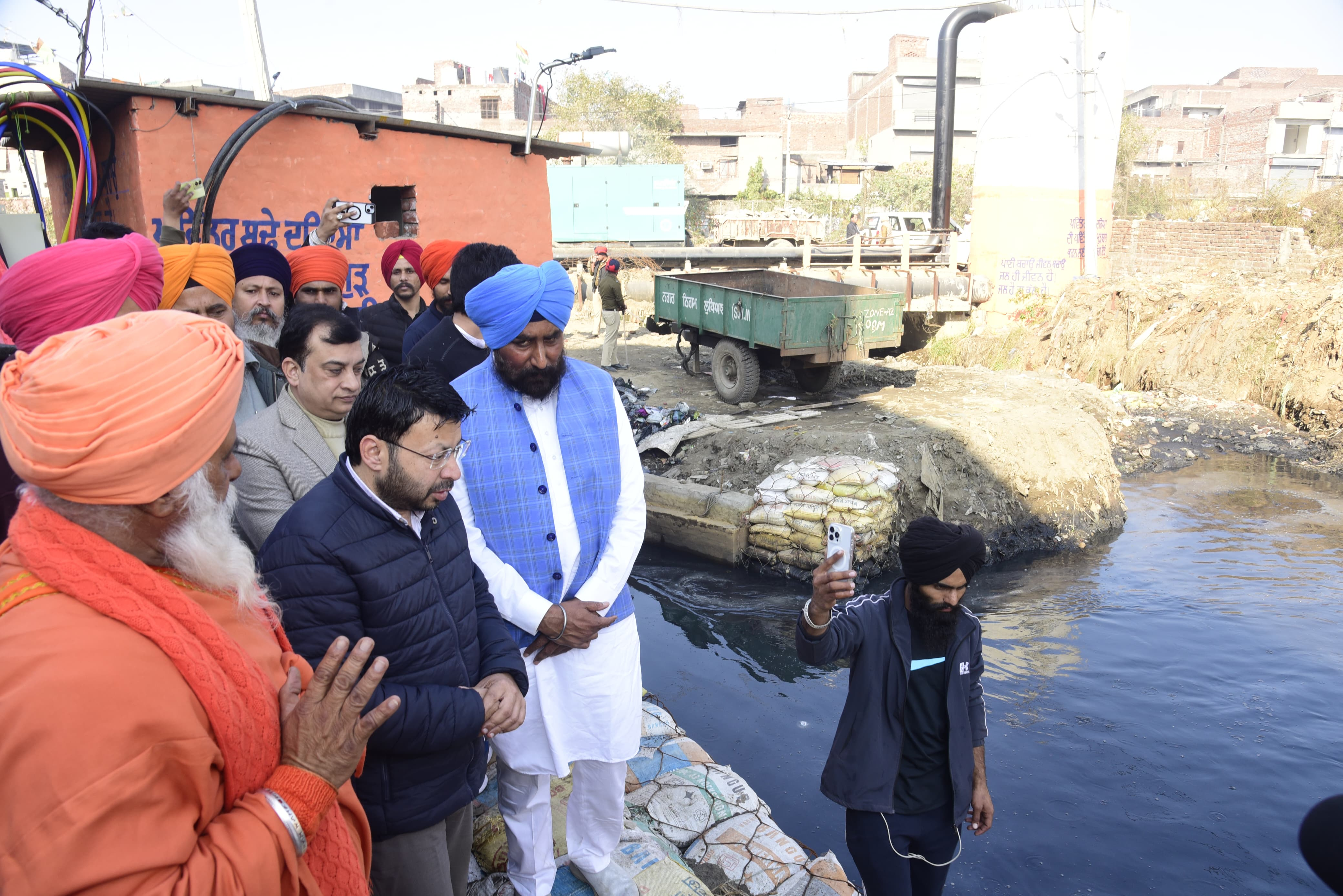 ‘ਬੁੱਢੇ ਦਰਿਆ’ ਨੂੰ ਮੁੜ ਸੁਰਜੀਤ ਕਰਨ ਦਾ ਪ੍ਰੋਜੈਕਟ: ਸਥਾਨਕ ਸਰਕਾਰਾਂ ਮੰਤਰੀ ਡਾ. ਰਵਜੋਤ ਸਿੰਘ ਨੇ ਰਾਜ ਸਭਾ ਮੈਂਬਰ ਸੀਚੇਵਾਲ ਦੀ ਅਗਵਾਈ ਹੇਠ ‘ਕਾਰ ਸੇਵਾ’ ਅਧੀਨ ਸਥਾਪਿਤ ਅਸਥਾਈ ਪੰਪਿੰਗ ਸਟੇਸ਼ਨ ਦਾ ਕੀਤਾ ਨਿਰੀਖਣ