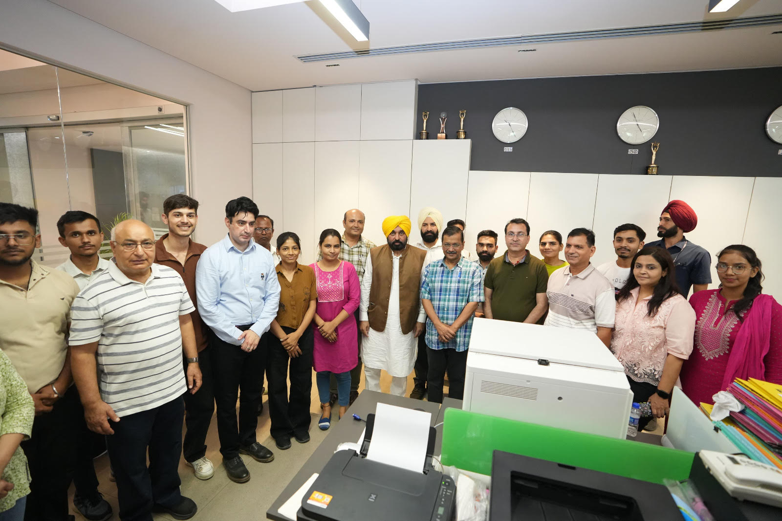 ਜਲੰਧਰ ਤੋਂ ਲੰਡਨ: ਅਰਵਿੰਦ ਕੇਜਰੀਵਾਲ ਅਤੇ ਮੁੱਖ ਮੰਤਰੀ ਮਾਨ ਨੇ ਆਲਮੀ ਮੈਚਾਂ ਲਈ 25,000 ਰਗਬੀ ਗੇਂਦਾਂ ਦੀ ਖੇਪ ਨੂੰ ਦਿਖਾਈ ਹਰੀ ਝੰਡੀ