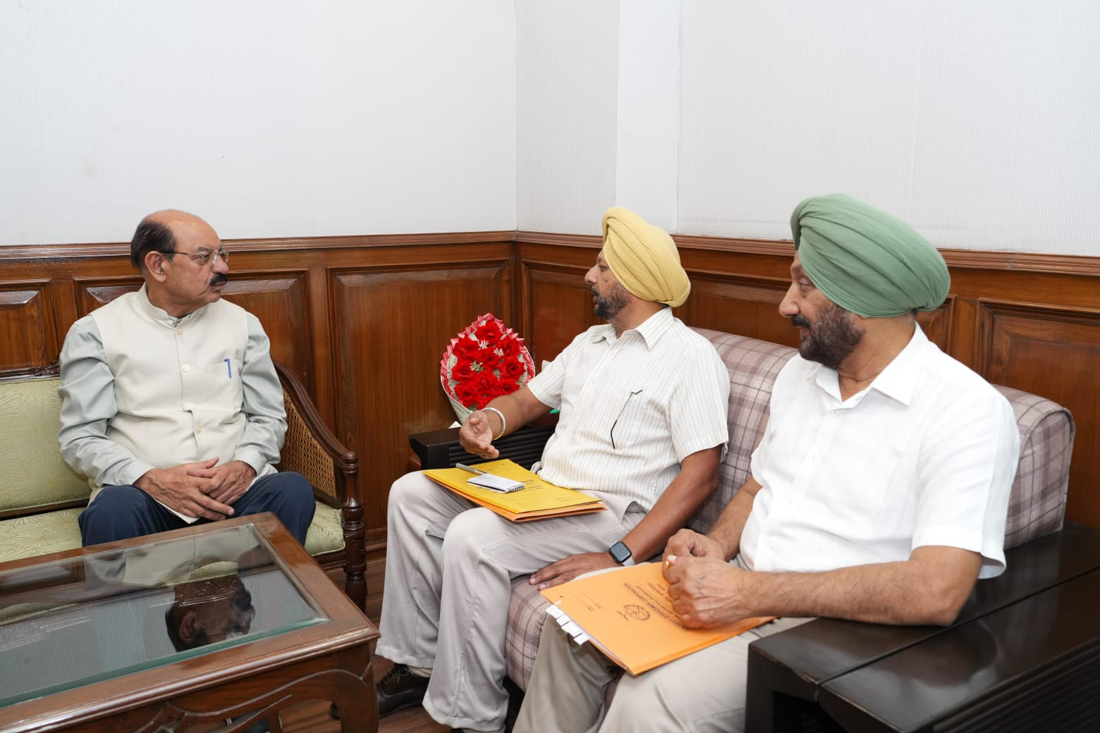 ਮੋਹਿੰਦਰ ਭਗਤ ਨੇ ਪੈਸਕੋ ਦੇ ਕੰਮ-ਕਾਜ ਦਾ ਲਿਆ ਜਾਇਜ਼ਾ : ਸਾਬਕਾ ਸੈਨਿਕਾਂ ਨੂੰ ਹੋਰ ਰੁਜ਼ਗਾਰ ਮੌਕੇ ਪ੍ਰਦਾਨ ਕਰਨ ਉੱਤੇ ਕੇਂਦਰਿਤ ਰਹੀ ਵਿਚਾਰ-ਚਰਚਾ