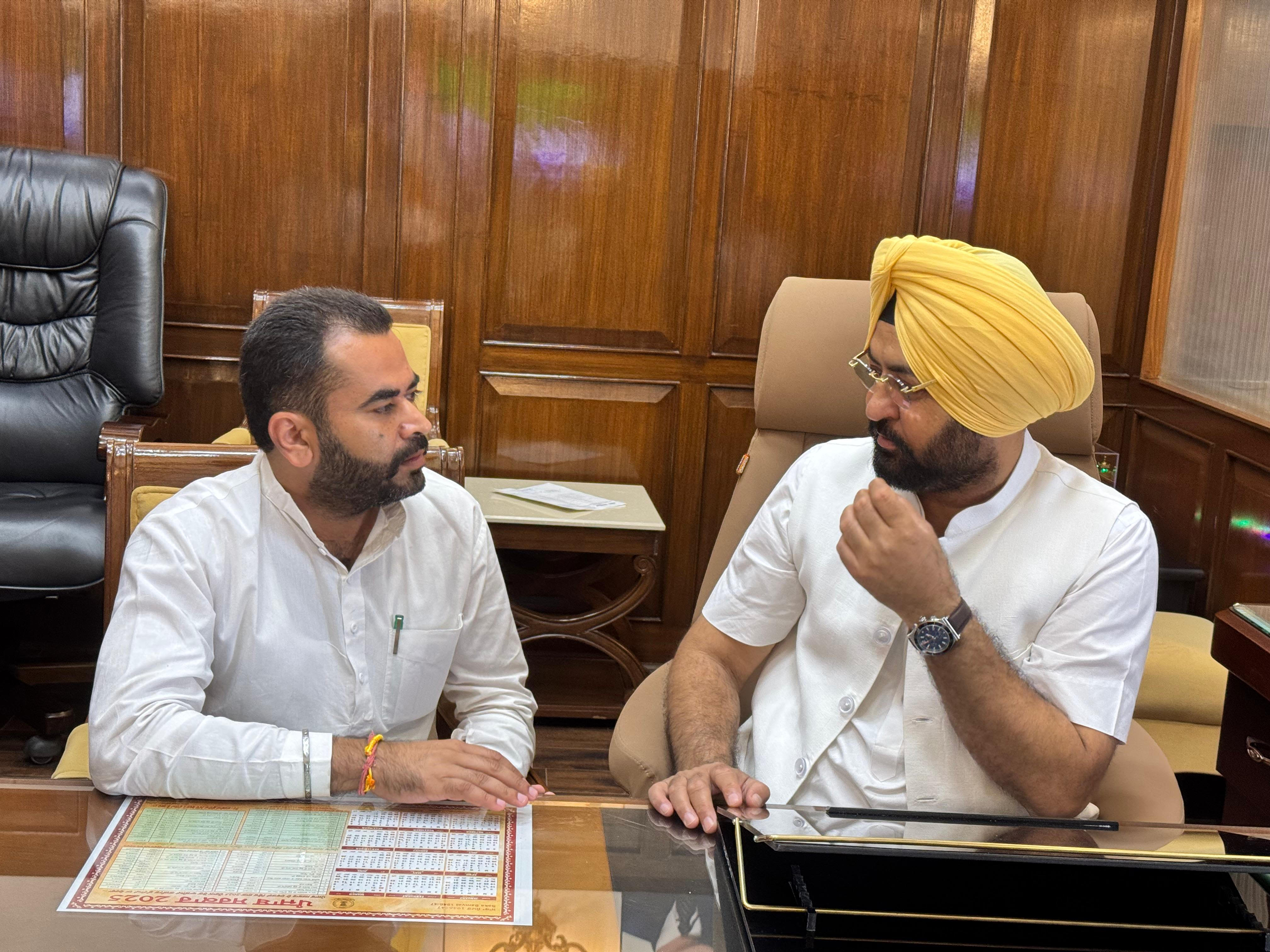 ਫਾਜ਼ਿਲਕਾ ਦੇ ਵਿਧਾਇਕ ਨਰਿੰਦਰ ਪਾਲ ਸਿੰਘ ਸਵਨਾ ਵੱਲੋਂ ਮਾਲ ਮੰਤਰੀ ਨਾਲ ਬੈਠਕ 