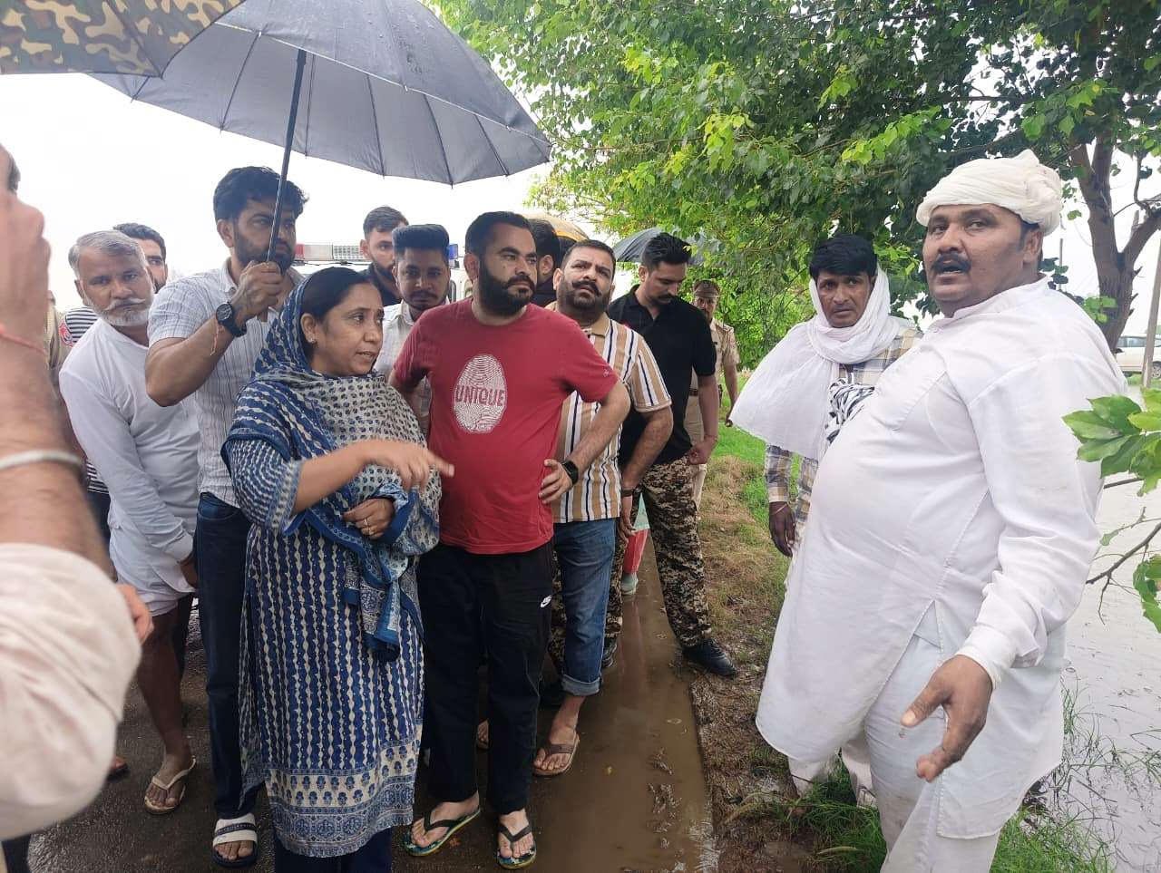 ਵਰਦੇ ਮੀਂਹ ਵਿੱਚ ਰਾਹਤ ਸਮੱਗਰੀ ਲੈ ਕੇ ਪਹੁੰਚੇ ਮੰਤਰੀ ਅਤੇ ਵਿਧਾਇਕ
