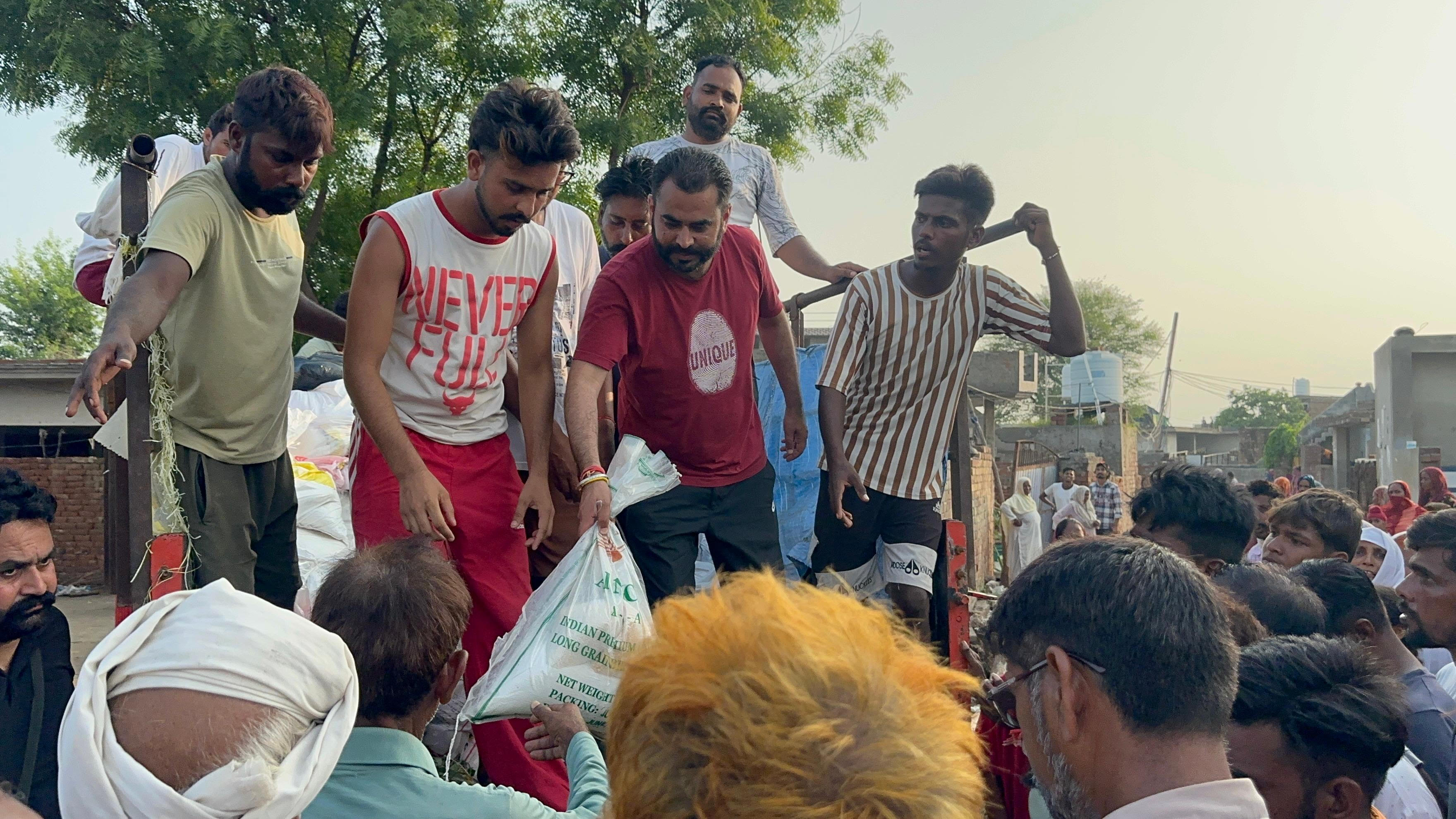 ਵਿਧਾਇਕ ਫਾਜ਼ਿਲਕਾ ਨੇ ਸਰਹਦੀ ਪਿੰਡ ਤੇਜਾ ਰੁਹੇਲਾ ਅਤੇ ਚੱਕ ਰੁਹੇਲਾ ਵਿਖ਼ੇ ਪਹੁੰਚ ਰਾਸ਼ਨ ਕਿਟਾਂ ਦੀ ਕੀਤੀ ਵੰਡ