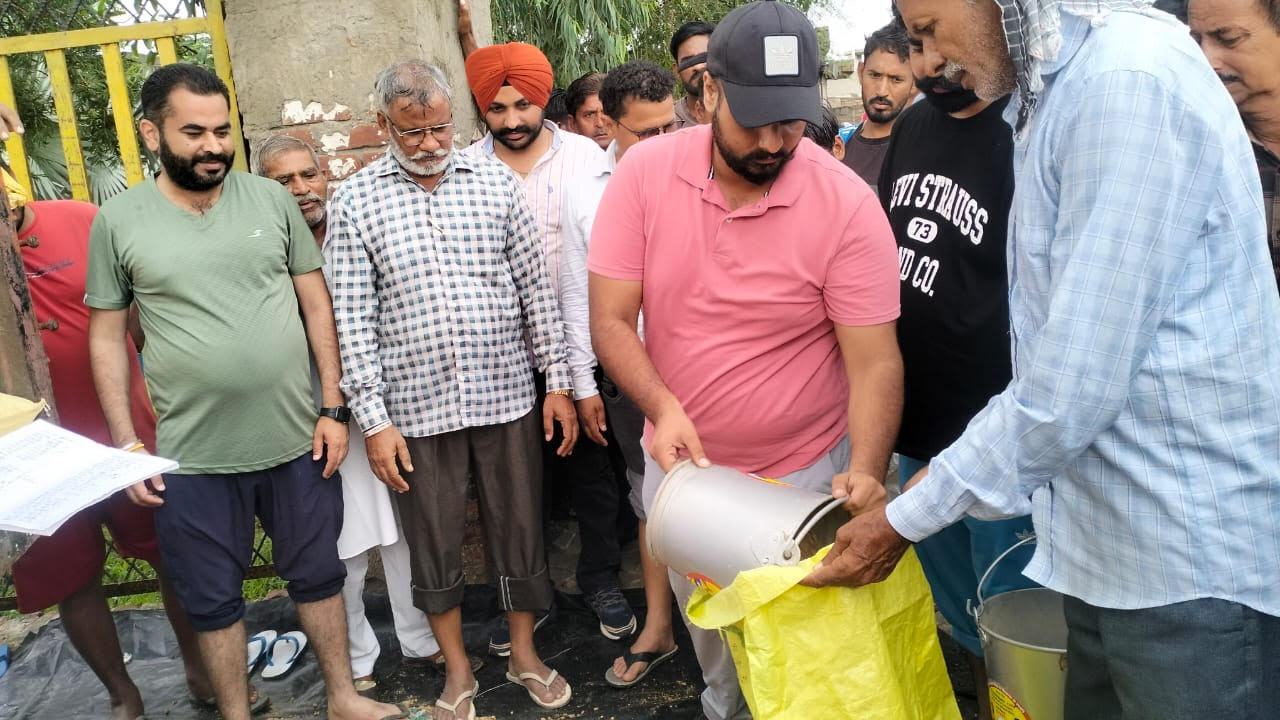 ਵਿਧਾਇਕ ਫਾਜ਼ਿਲਕਾ ਨਰਿੰਦਰਪਾਲ ਸਿੰਘ ਸਵਨਾ ਨੇ ਹੜ੍ਹ ਪ੍ਰਭਾਵਿਤ ਪਿੰਡਾਂ ਦੀ ਤੇ ਪਤਨੀ ਨੇ ਰਾਹਤ ਕੈਂਪਾਂ ਦੀ ਸੰਭਾਲੀ ਕਮਾਨ