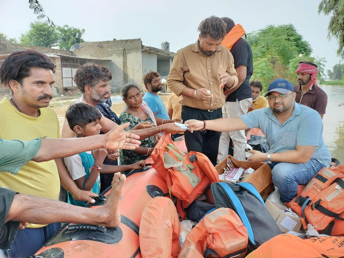 ਜ਼ਿਲ੍ਹਾ ਪ੍ਰਸ਼ਾਸਨ ਫਾਜ਼ਿਲਕਾ ਵੱਲੋਂ ਹੜ੍ਹ ਪ੍ਰਭਾਵਿਤ ਪਿੰਡਾ ਦੇ ਲੋਕਾਂ ਨੂੰ ਸਿਹਤ ਸੇਵਾਵਾਂ ਦੇਣ ਲਈ ਰੋਜ਼ ਲੱਗ ਰਹੇ ਹਨ ਮੈਡੀਕਲ ਕੈਂਪ