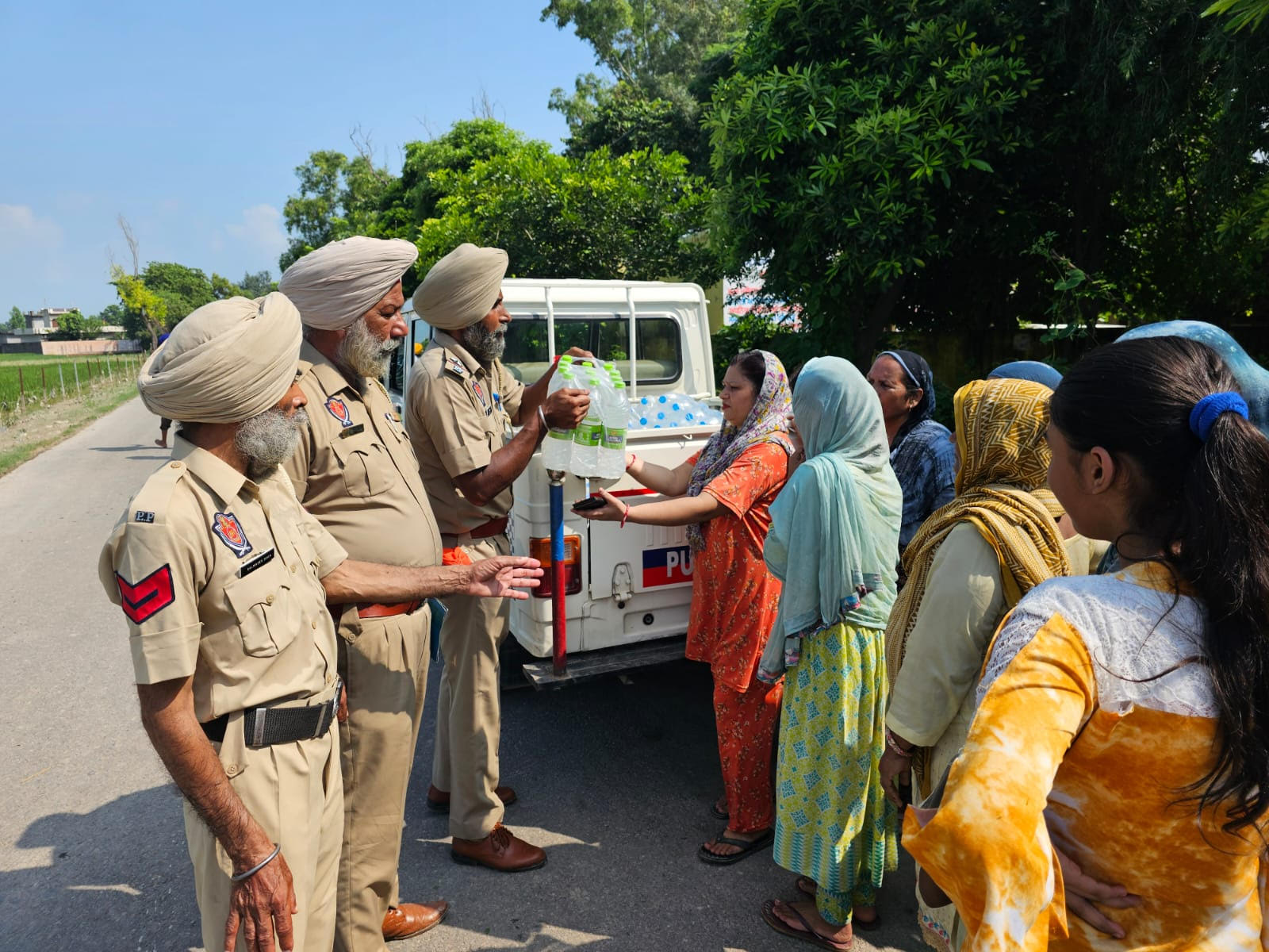 ਪੰਜਾਬ ਪੁਲਿਸ, ਐਨਡੀਆਰਐਫ, ਐਸਡੀਆਰਐਫ ਅਤੇ ਭਾਰਤੀ ਫੌਜ ਦੀਆਂ ਟੀਮਾਂ ਹੜ੍ਹ ਪ੍ਰਭਾਵਿਤ ਇਲਾਕਿਆਂ ਵਿੱਚ ਮਿਲ ਕੇ ਕੰਮ ਕਰ ਰਹੀਆਂ; 7600 ਤੋਂ ਵੱਧ ਲੋਕਾਂ ਨੂੰ ਸੁਰੱਖਿਅਤ ਬਾਹਰ ਕੱਢਿਆ