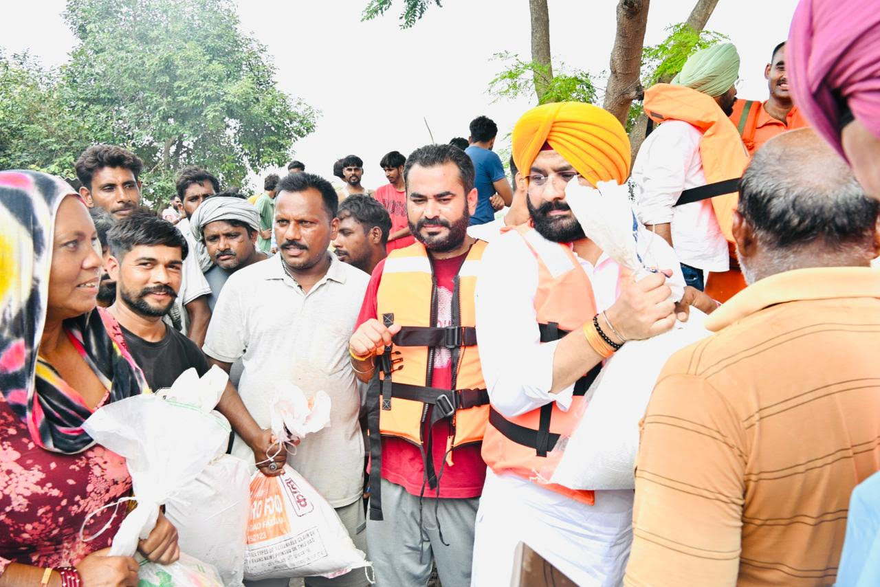 ਪੰਚਾਇਤ ਮੰਤਰੀ ਤਰੁਣਪ੍ਰੀਤ ਸਿੰਘ ਸੌਂਦ ਰਾਹਤ ਸਮੱਗਰੀ ਲੈ ਕੇ ਪਹੁੰਚੇ ਕੌਮਾਂਤਰੀ ਸਰਹੱਦ ਦੇ ਨਾਲ ਵਸੇ ਪਿੰਡਾਂ ਤੱਕ