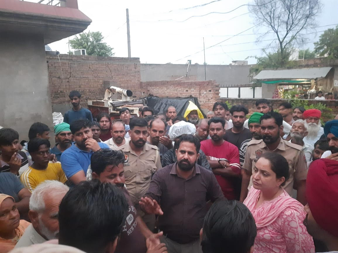 ਡਿਪਟੀ ਕਮਿਸ਼ਨਰ ਵੱਲੋਂ ਜਲਾਲਾਬਾਦ ਦੇ ਹੜ੍ਹ ਪ੍ਰਭਾਵਿਤ ਪਿੰਡਾਂ ਦਾ ਦੌਰਾ, ਹਰ ਸੰਭਵ ਮਦਦ ਕਰਨ ਦਾ ਦਿੱਤਾ ਭਰੋਸਾ
