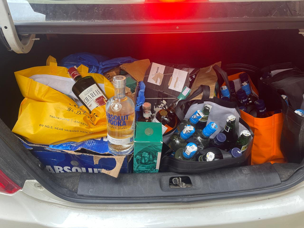 ਅਬਕਾਰੀ ਵਿਭਾਗ ਵੱਲੋਂ ਪ੍ਰੀਮੀਅਮ ਬ੍ਰਾਂਡ ਬੋਤਲਾਂ ਵਿੱਚ ਸਸਤੀ ਸ਼ਰਾਬ ਭਰਨ ਦੇ ਰੈਕੇਟ ਦਾ ਪਰਦਾਫਾਸ਼, ਨਾਜਾਇਜ਼ ਸ਼ਰਾਬ ਕੀਤੀ ਜ਼ਬਤ: ਹਰਪਾਲ ਸਿੰਘ ਚੀਮਾ