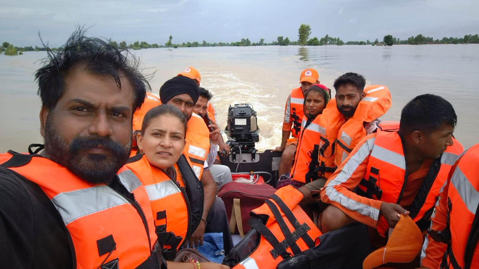   ਹੜਾਂ ਚ ਘਿਰੇ ਸਰਹੱਦੀ ਪਿੰਡ ਵਾਸੀਆਂ ਲਈ ਫ਼ਰਿਸ਼ਤਾ ਬਣਿਆ ਸਿਹਤ ਵਿਭਾਗ