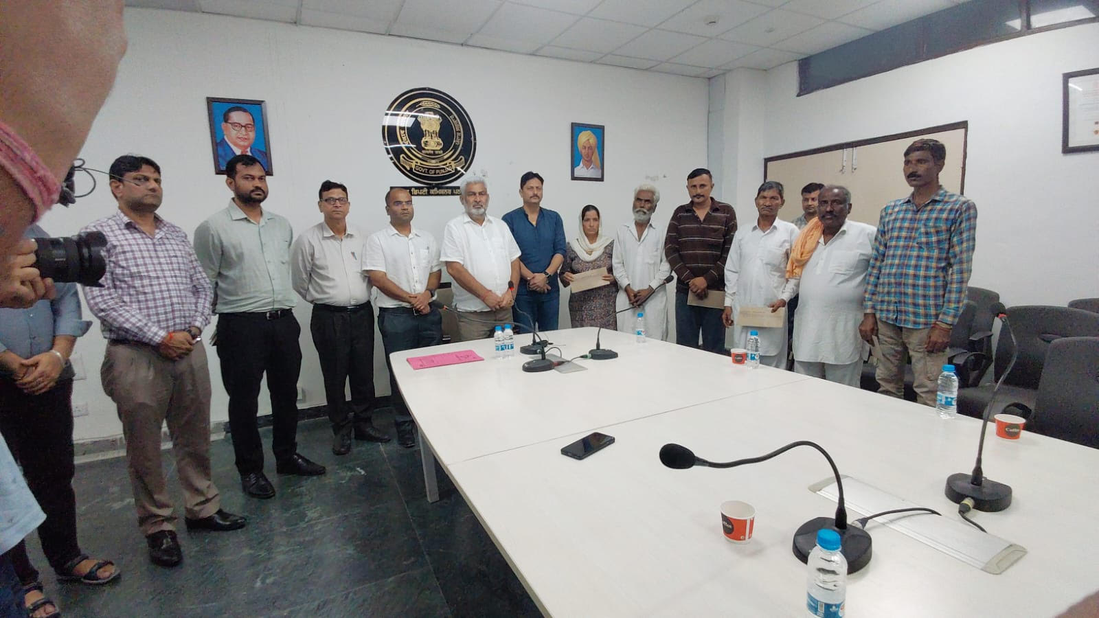 ਹੜ੍ਹਾਂ ਦੌਰਾਨ ਅਪਣੀਆਂ ਜਾਨਾਂ ਗਵਾਉਂਣ ਵਾਲੇ ਲੋਕਾਂ ਦੇ ਪਰਿਵਾਰਿਕ ਮੈਂਬਰਾਂ ਨੂੰ ਸਰਕਾਰ ਵੱਲੋਂ ਦਿੱਤੀ ਗਈ ਆਰਥਿਕ ਸਹਾਇਤਾ