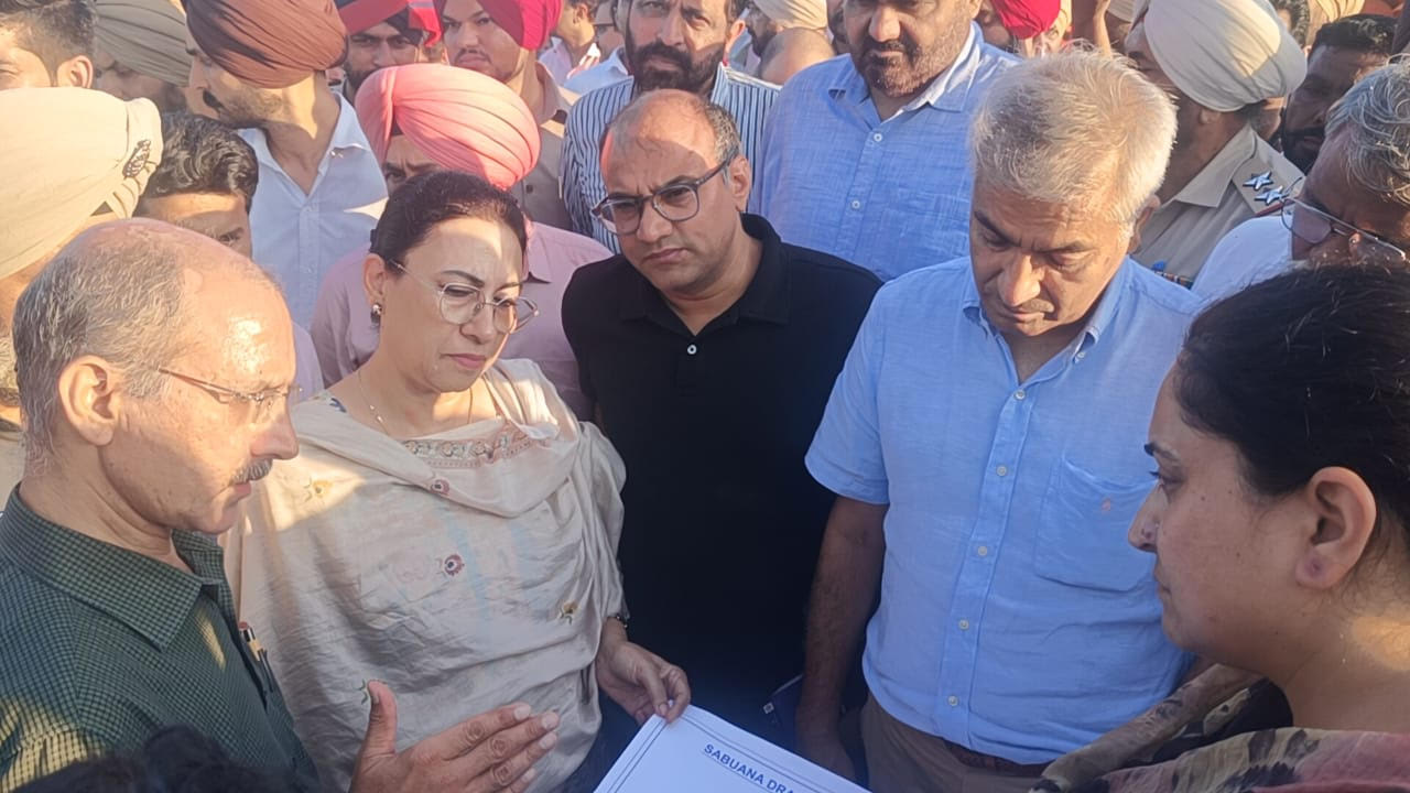  ਭਾਰਤ ਸਰਕਾਰ ਦੀ ਟੀਮ ਵੱਲੋਂ ਫਾਜ਼ਿਲਕਾ ਜ਼ਿਲ੍ਹੇ ਦੇ ਹੜ੍ਹ ਮਾਰੇ ਇਲਾਕਿਆਂ ਦਾ ਦੌਰਾ