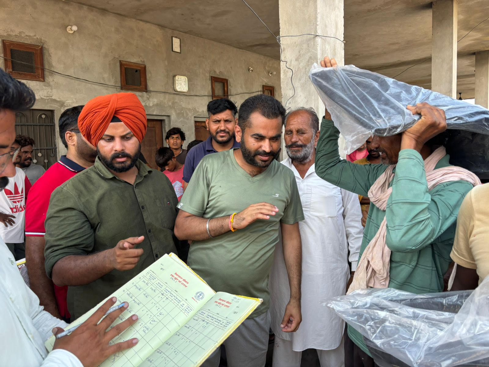 ਫਾਜ਼ਿਲਕਾ ਦੇ ਵਿਧਾਇਕ ਨੇ ਹੜ੍ਹ ਪ੍ਰਭਾਵਿਤ ਪਿੰਡ ਰੇਤੇ ਵਾਲੀ ਭੈਣੀ ਸਮੇਤ ਵੱਖ-ਵੱਖ ਪਿੰਡਾਂ ਵਿੱਚ ਵੰਡੀਆਂ ਤਰਪਾਲਾਂ