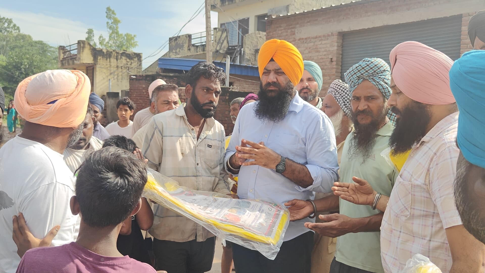 ਸ. ਸੁਖਬੀਰ ਸਿੰਘ ਬਾਦਲ ਦੇ ਦਿਸ਼ਾਂ ਨਿਰਦੇਸ਼ਾਂ ਹੇਠ ਵੱਖ-ਵੱਖ ਪਿੰਡਾਂ ਵਿੱਚ ਪੀੜਤ ਪਰਿਵਾਰਾਂ ਨੂੰ ਤੁਰੰਤ ਤਰਪਾਲਾਂ, ਰਾਸ਼ਨ ਅਤੇ ਹੋਰ ਜ਼ਰੂਰੀ ਸਮਾਨ ਵੰਡਿਆ ਗਿਆ