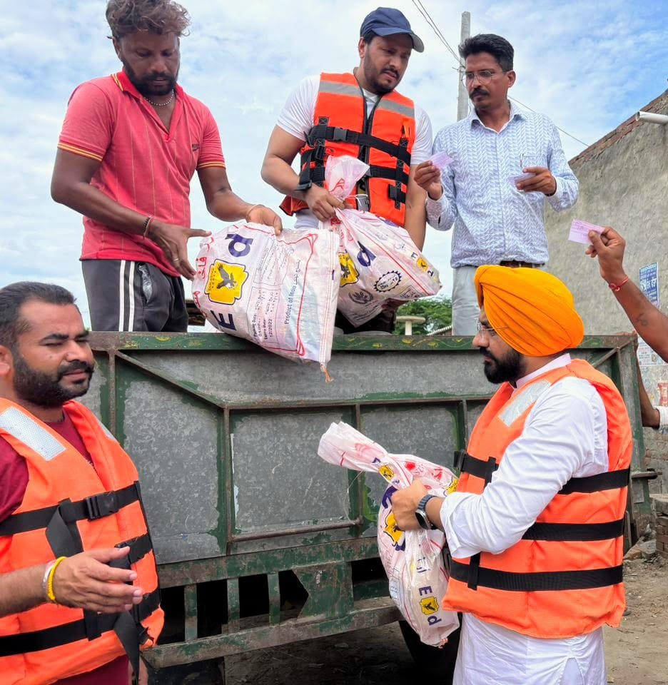 ‘ਹੜ੍ਹਾਂ ਚ ਘਿਰੇ ਹਰ ਪੰਜਾਬੀ ਦੀ ਮੁਸੀਬਤ ਸਾਡੀ ਆਪਣੀ ਮੁਸੀਬਤ, ਸੰਸਦ ਮੈਂਬਰ ਸੰਜੇ ਸਿੰਘ ਅਤੇ ਕੈਬਨਿਟ ਮੰਤਰੀਆਂ ਨੇ ਰਾਹਤ ਕਾਰਜਾਂ ਦੌਰਾਨ ਪ੍ਰਗਟਾਇਆ ਵਿਸ਼ਵਾਸ਼