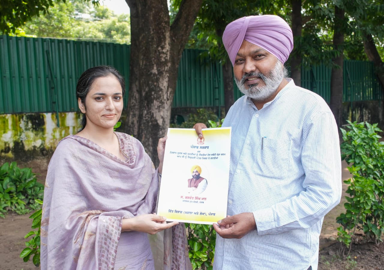 ਵਿੱਤ ਮੰਤਰੀ ਹਰਪਾਲ ਸਿੰਘ ਚੀਮਾ ਨੇ 16 ਕਲਰਕਾਂ ਨੂੰ ਸੌਂਪੇ ਨਿਯੁਕਤੀ ਪੱਤਰ