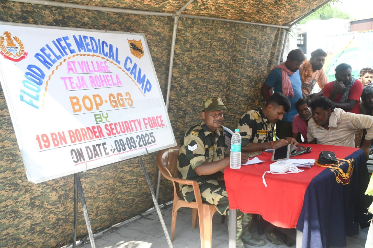 ਪਿੰਡ ਤੇਜਾ ਰੋਹੇਲਾ ‘ਚ 19 ਬਟਾਲੀਅਨ ਬੀ.ਐਸ.ਐਫ ਵੱਲੋਂ ਹੜ੍ਹ  ਪੀੜਤਾਂ ਲਈ ਮੁਫ਼ਤ ਮੈਡੀਕਲ ਕੈਂਪ ਦਾ ਆਯੋਜਨ
