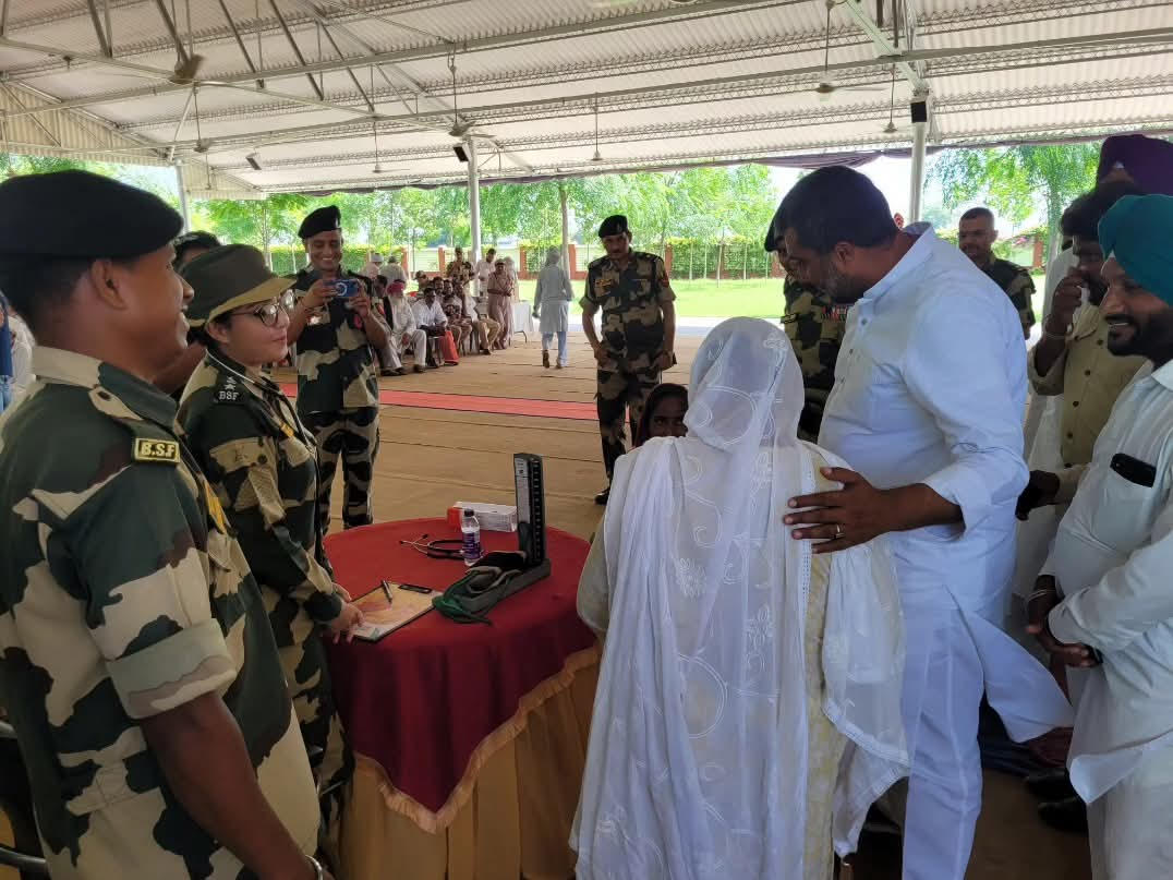   ਵਿਧਾਇਕ ਜਲਾਲਾਬਾਦ ਚੱਕ ਵਜੀਦਾ ਤੇ ਚੱਕ ਟਾਹਲੀ ਵਾਲਾ ਵਿਚ ਪਸ਼ੂਆਂ ਲਈ ਲੈ ਕੇ ਪਹੁੰਚੇ ਕੈਟਲ ਫੀਡ,