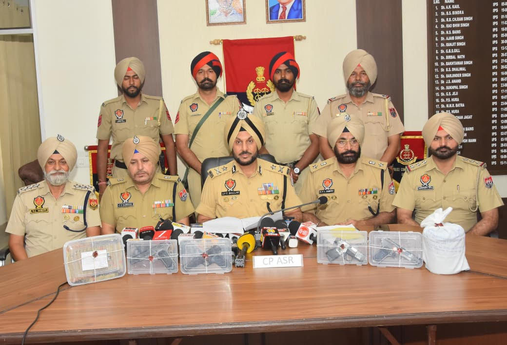 ਹਥਿਆਰਾਂ ਦੀ ਤਸਕਰੀ ਦਾ ਮੁੱਖ ਦੋਸ਼ੀ ਛੇ ਮੁਲਜ਼ਮਾਂ ਸਮੇਤ ਗ੍ਰਿਫ਼ਤਾਰ; 6 ਹਥਿਆਰਾਂ ਤੇ 5.75 ਲੱਖ ਰੁਪਏ ਹਵਾਲਾ ਰਾਸ਼ੀ ਬਰਾਮਦ