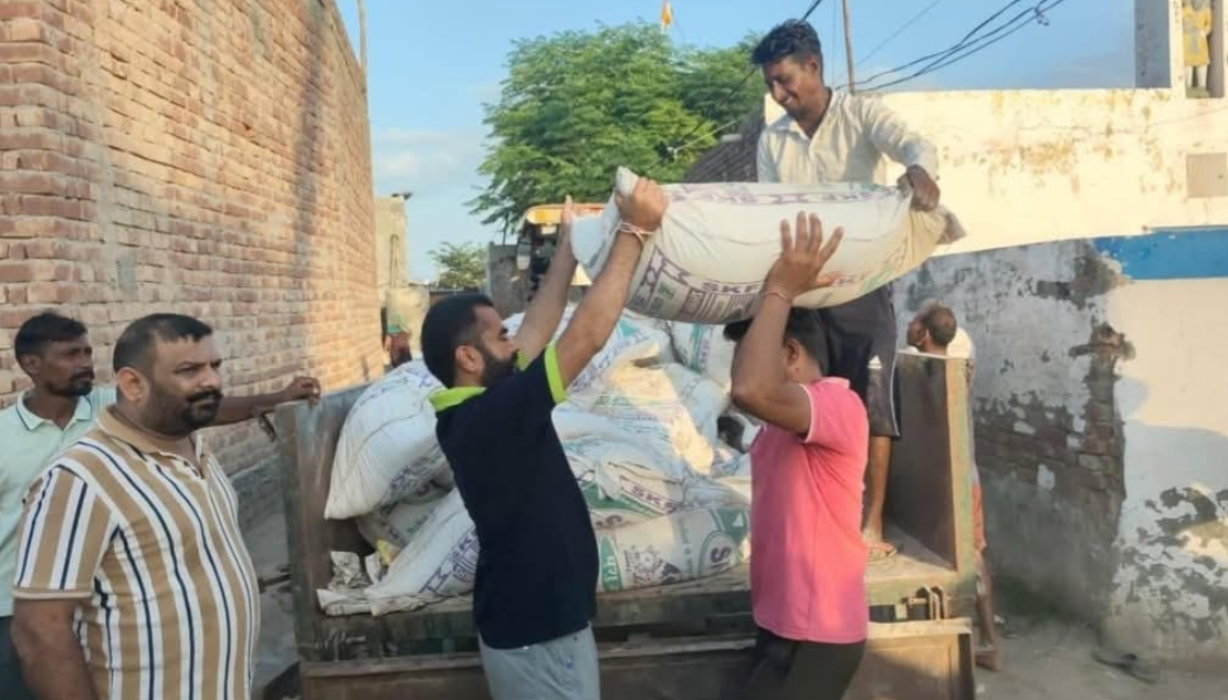 ਵਿਧਾਇਕ ਸਵਨਾ ਨੇ ਹੜ੍ਹ ਪੀੜ੍ਹਤ ਪਿੰਡ ਰਾਮ ਸਿੰਘ ਭੈਣੀ ਵਿਖੇ ਪਹੁੰਚ ਲੋਕਾਂ ਦਾ ਹਾਲ ਜਾਣਿਆ ਤੇ ਪਸੂਆਂ ਲਈ ਵੰਡੀ ਫੀਡ
