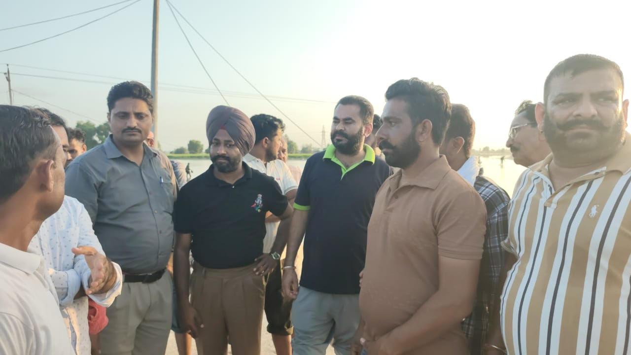 ਫਾਜ਼ਿਲਕਾ ਦੇ ਵਿਧਾਇਕ ਨੇ ਹੜ੍ਹ ਪ੍ਰਭਾਵਿਤ ਪਿੰਡਾਂ ਦੀਆਂ ਸੜਕਾਂ ਦੇ ਖਰਾਬੇ ਦੀ ਰਿਪੇਅਰ ਦਾ ਕੰਮ ਸ਼ੁਰੂ ਕਰਵਾਇਆ