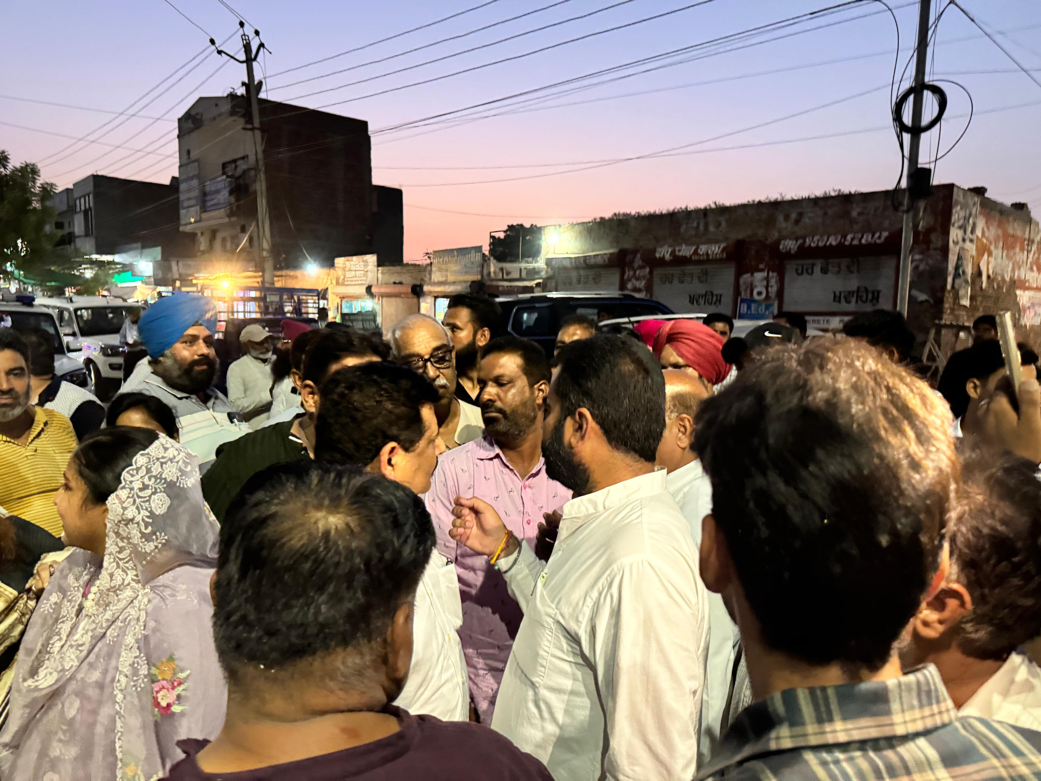 ਫਾਜ਼ਿਲਕਾ ਸ਼ਹਿਰ ਵਿੱਚ ਸੜਕਾਂ ਦੇ ਨਵੀਨੀਕਰਨ ਦੇ ਕੰਮ ਸ਼ੁਰੂ ਵਿਧਾਇਕ ਨੇ 1.70 ਕਰੋੜ ਦੀ ਸੜਕ ਦਾ ਰੱਖਿਆ ਨੀਂਹ ਪੱਥਰ