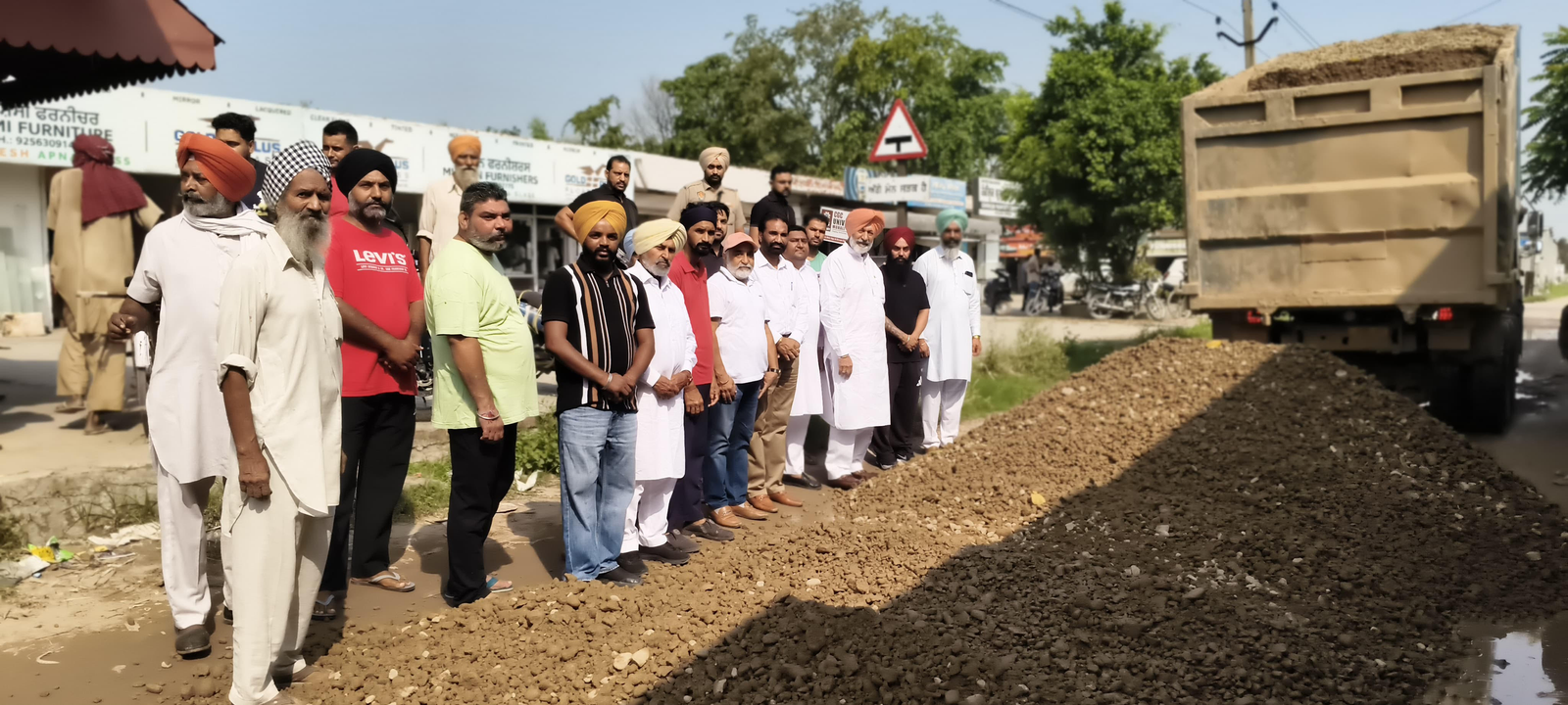 ਸਾਬਕਾ ਮੰਤਰੀ ਬਲਬੀਰ ਸਿੱਧੂ ਨੇ ਆਪਣੇ ਖਰਚੇ ‘ਤੇ ਸ਼ੁਰੂ ਕਰਵਾਈ ਖਸਤਾ ਸੜਕ ਦੀ ਮੁਰੰਮਤ