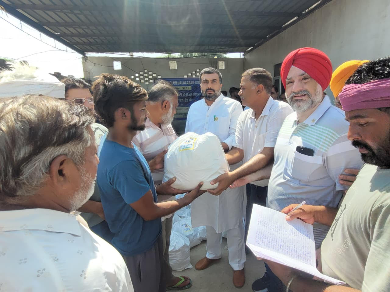   ਸਰਹੱਦੀ ਖੇਤਰ ਢਾਣੀ ਬੱਚਨ ਸਿੰਘ ਵਿਖੇ ਹੜ੍ਹ ਪੀੜਤਾਂ ਨੂੰ ਵੰਡਿਆ ਰਾਸ਼ਨ, ਵਿਧਾਇਕ ਜਲਾਲਾਬਾਦ ਨੇ ਕੀਤੀ ਸ਼ਿਰਕਤ