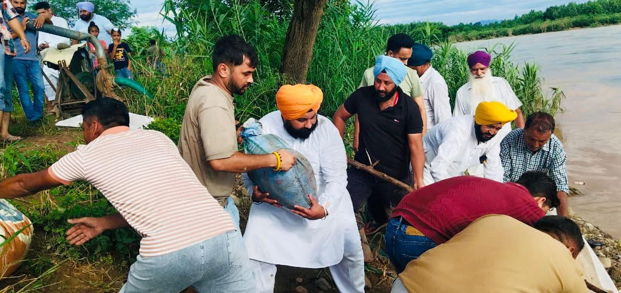 ਹਰਜੋਤ ਬੈਂਸ ਵੱਲੋਂ ਸ੍ਰੀ ਅਨੰਦਪੁਰ ਸਾਹਿਬ ਹਲਕੇ ‘ਚ ਰਾਹਤ ਕਾਰਜਾਂ ਦੀ ਅਗਵਾਈ; ਪ੍ਰਭਾਵਿਤ ਇਲਾਕਿਆਂ ‘ਚੋਂ 200 ਤੋਂ ਵੱਧ ਲੋਕਾਂ ਨੂੰ ਸੁਰੱਖਿਅਤ ਬਾਹਰ ਕੱਢਿਆ
