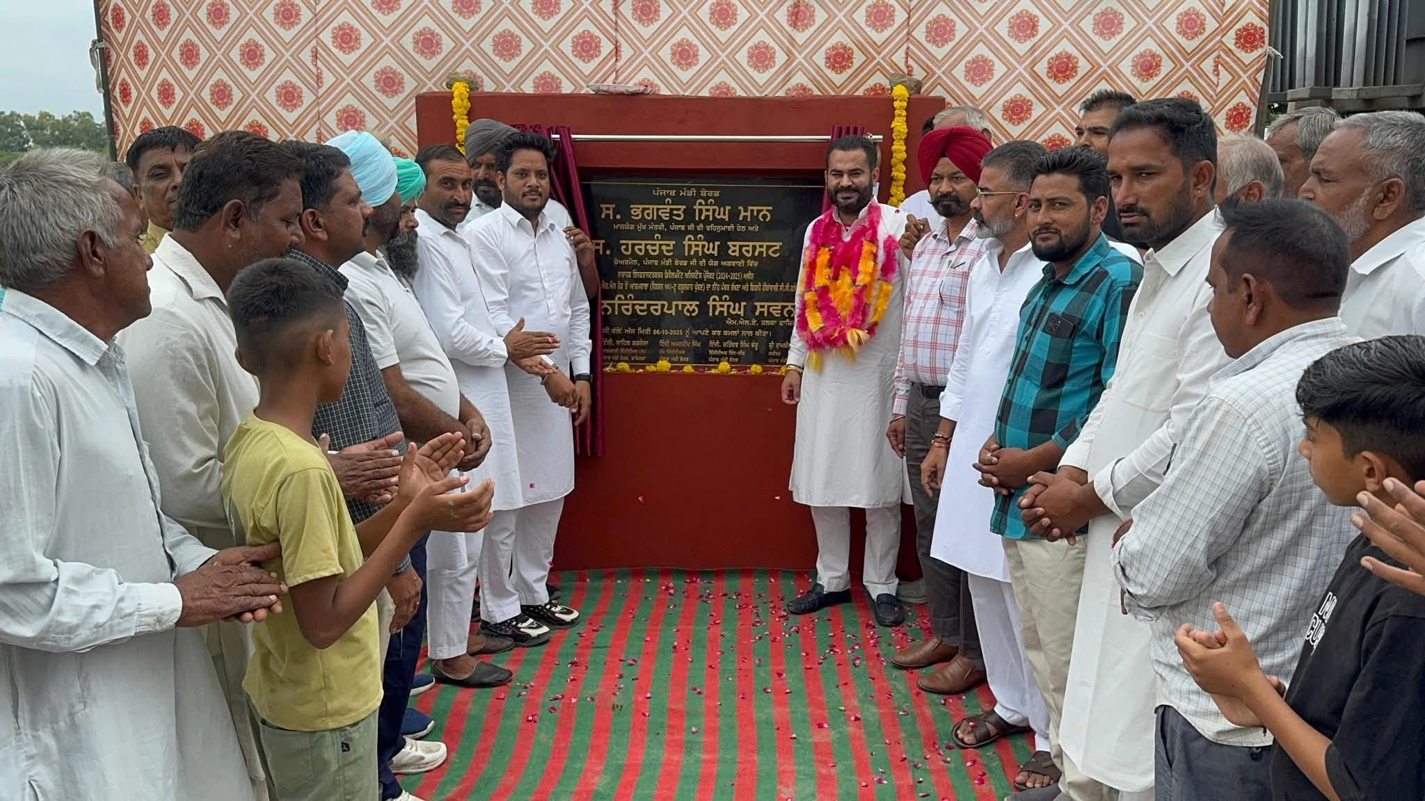 ਵਿਧਾਇਕ ਫਾਜ਼ਿਲਕਾ ਨੇ 1 ਕਰੋੜ 41 ਲੱਖ ਤੋਂ ਵਧੇਰੇ ਦੀ ਲਾਗਤ ਨਾਲ ਬਣਨ ਵਾਲੀਆਂ ਸੜਕਾਂ/ ਫਿਰਨੀ ਦੇ ਰੱਖੇ ਨੀਹ ਪੱਥਰ