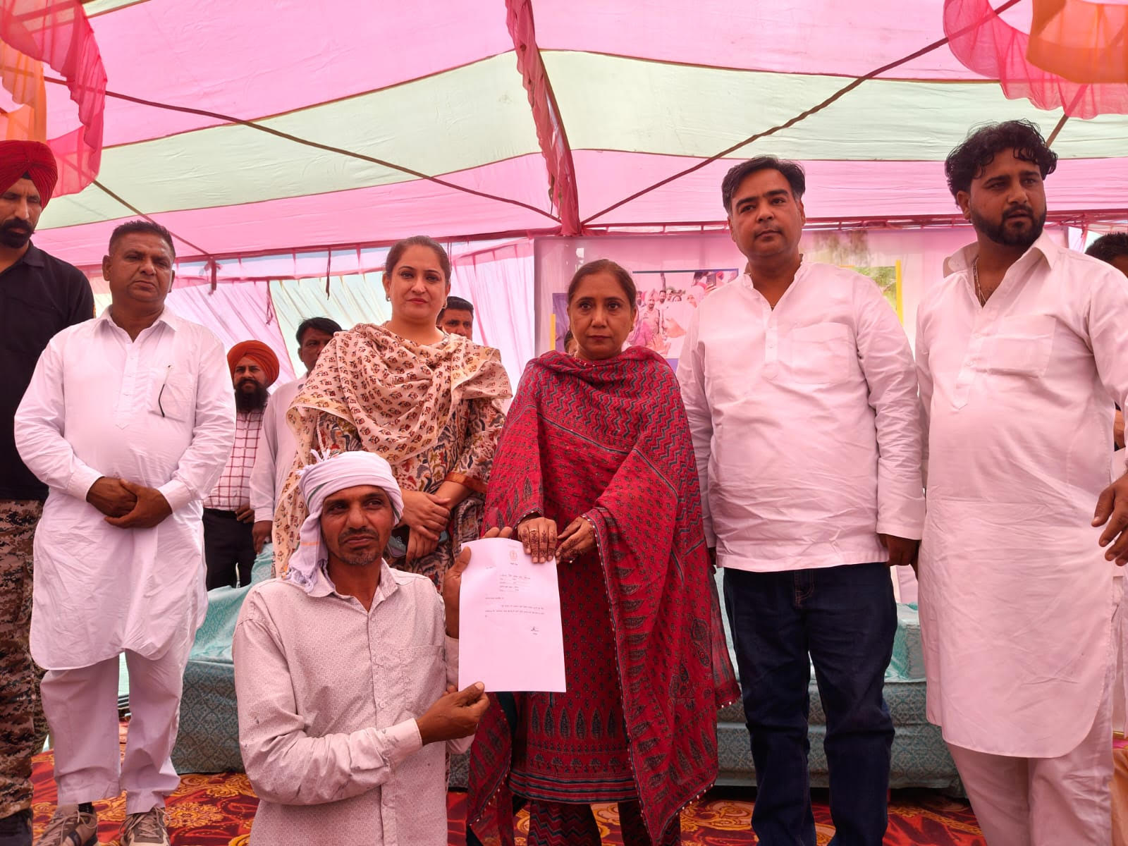 ਕੈਬਿਨਟ ਮੰਤਰੀ ਡਾ. ਬਲਜੀਤ ਕੌਰ ਨੇ ਫਾਜ਼ਿਲਕਾ ਜ਼ਿਲ੍ਹੇ ਦੇ ਹੜ੍ਹ ਪੀੜ੍ਹਤਾਂ  ਨੂੰ ਫਸਲਾਂ ਤੇ ਮਕਾਨਾਂ ਦੇ ਖਰਾਬੇ ਦੇ 1 ਕਰੋੜ ਤੋਂ ਵਧੇਰੇ ਦੀ ਮੁਆਵਜ਼ਾ ਰਾਸੀ ਦੇ ਮਨਜ਼ੂਰੀ ਪੱਤਰ ਵੰਡੇ