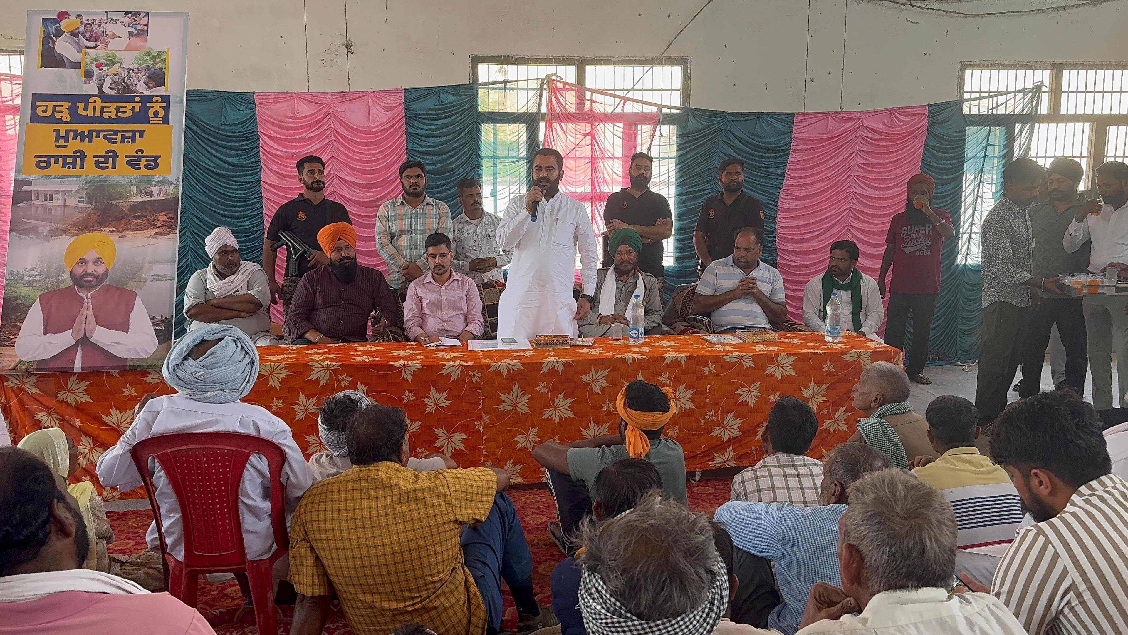 ਵਿਧਾਇਕ ਫਾਜ਼ਿਲਕਾ ਸ੍ਰੀ ਨਰਿੰਦਰ ਪਾਲ ਸਿੰਘ ਸਵਨਾ ਨੇ ਪਿੰਡ ਲਾਧੂਕਾ ਵਿਖੇ ਪਹੁੰਚ ਕੇ ਕੀਤੀ ਮੁਆਵਜਾ ਰਾਸ਼ੀ ਦੀ ਵੰਡ