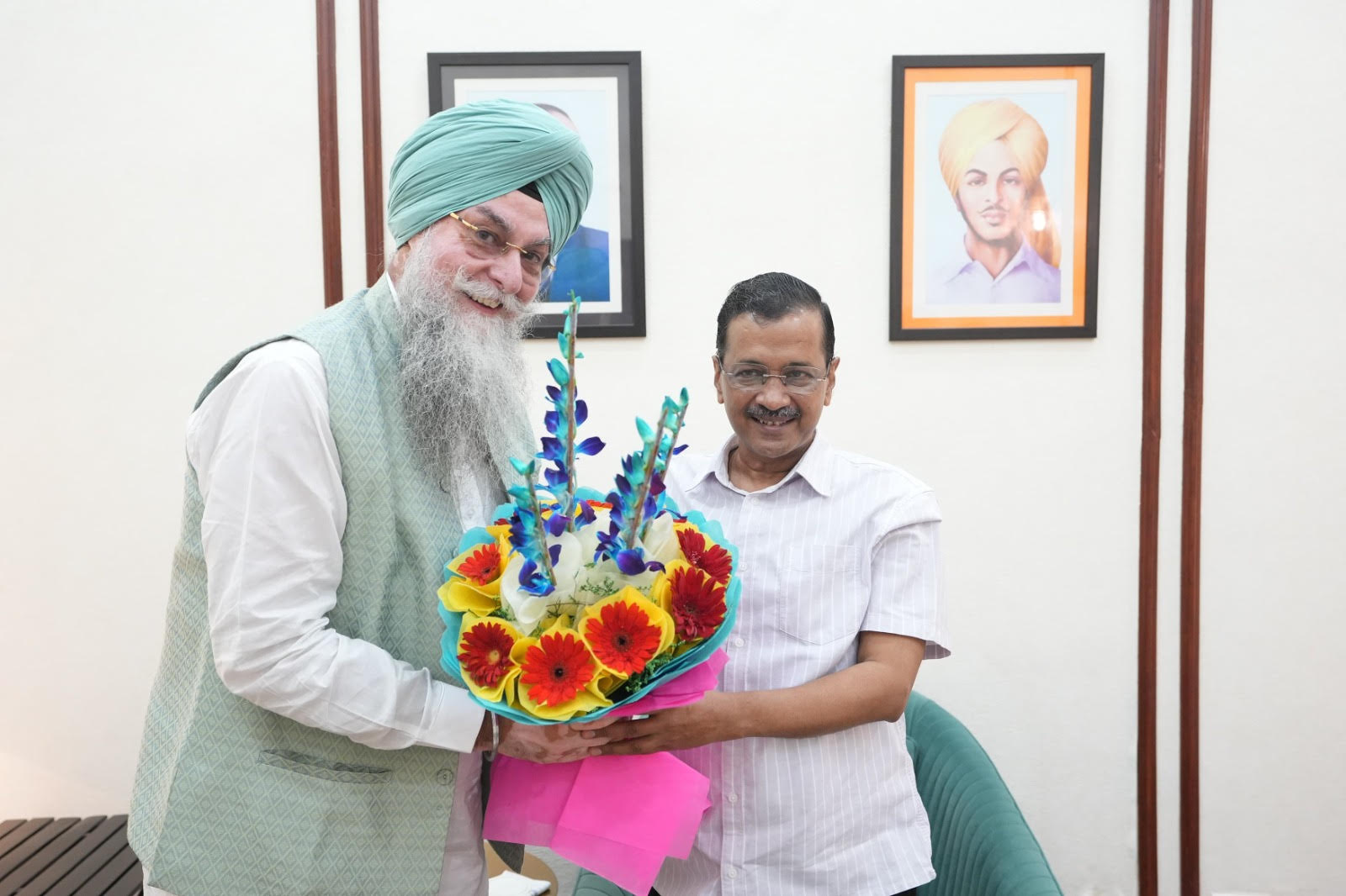 ਪੰਜਾਬ ਵਿਧਾਨ ਸਭਾ ਦੇ ਸਪੀਕਰ ਸ. ਕੁਲਤਾਰ ਸਿੰਘ ਨੇ ਅੱਜ ‘ਆਪ’ ਪਾਰਟੀ ਦੇ ਕਨਵੀਨਰ ਸ੍ਰੀ ਅਰਵਿੰਦ ਕੇਜਰੀਵਾਲ ਨਾਲ ਮੁਲਾਕਾਤ ਕੀਤੀ ਅਤੇ ਉਨ੍ਹਾਂ ਨੂੰ ਦੀਵਾਲੀ ਅਤੇ ਬੰਦੀ ਛੋੜ ਦਿਵਸ ਦੀਆਂ ਸ਼ੁੱਭਕਾਮਨਾਵਾਂ ਦਿੱਤੀਆਂ