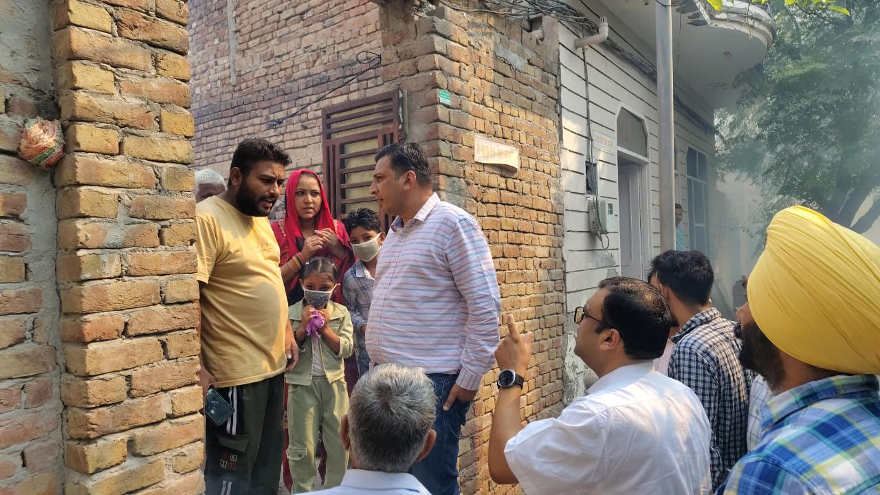 ਡੇਂਗੂ ਖਿਲਾਫ ਚਲਾਏ ਜਾ ਰਹੇ ਡੋਰ ਟੂ ਡੋਰ ਸਰਵੇਅ ਦਾ ਸਿਵਲ ਸਰਜਨ ਤੇ ਸਹਾਇਕ ਸਿਵਲ ਸਰਜਨ ਲੈ ਰਹੇ ਲਗਾਤਾਰ ਜਾਇਜ਼ਾ