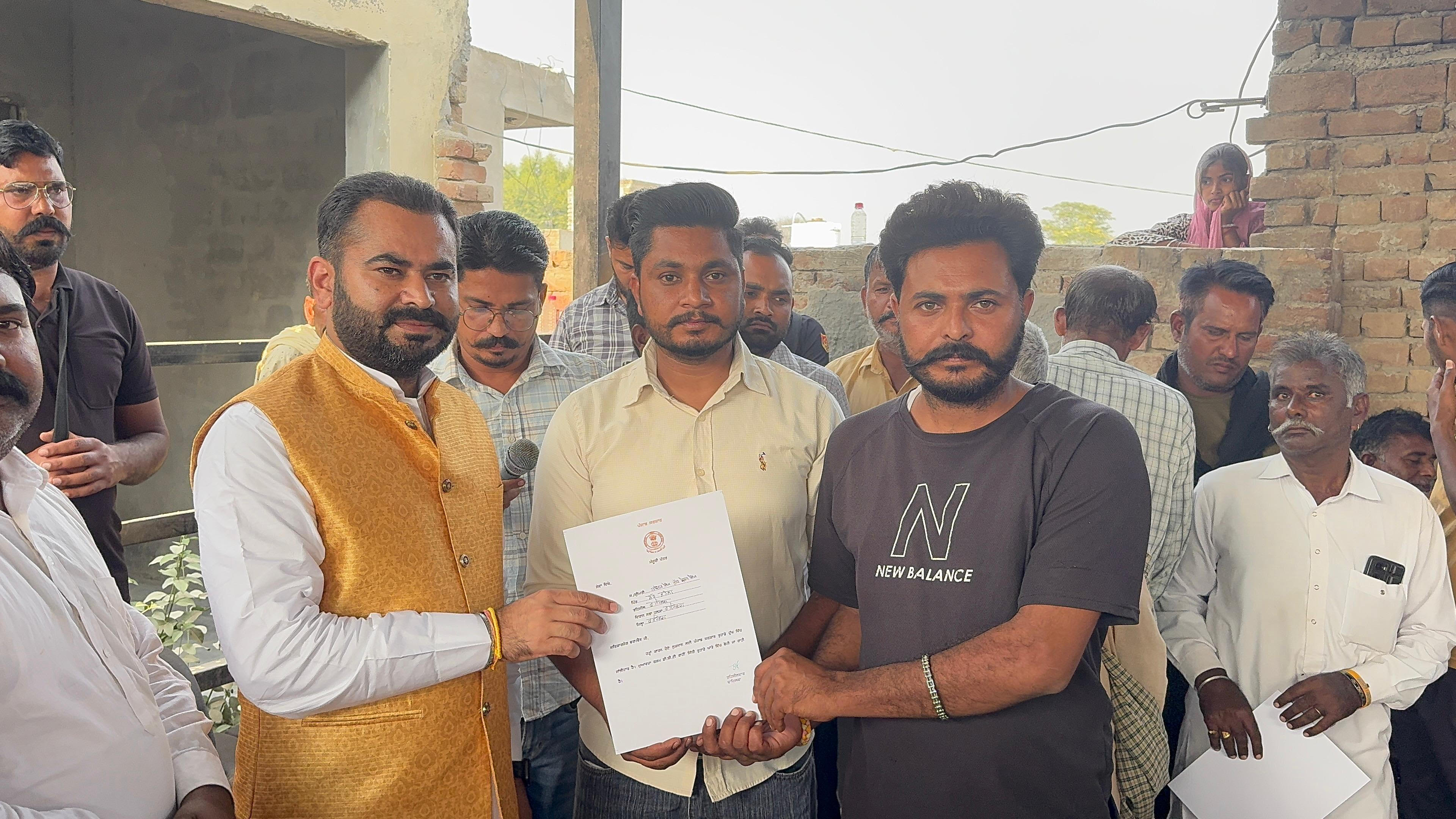 ਵਿਧਾਇਕ ਨਰਿੰਦਰ ਪਾਲ ਸਿੰਘ ਸਵਨਾ ਨੇ ਪਿੰਡ ਚੱਕ ਰੁਹੇਲਾ, ਤੇਜਾ ਰੁਹੇਲਾ, ਦੋਨਾ ਨਾਨਕਾ, ਮਹਾਤਮ ਨਗਰ ਤੇ ਦੋਨਾ ਸਿਕੰਦਰੀ ਵਿਖੇ ਮੁਆਵਜੇ ਦੇ ਮਨਜੂਰੀ ਪੱਤਰਾਂ ਦੀ ਕੀਤੀ ਵੰਡ