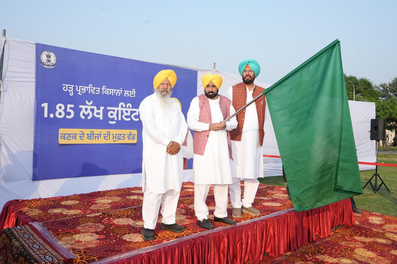 ਪੰਜਾਬ ਸਰਕਾਰ ਵੱਲੋਂ ਹੜ੍ਹ ਪ੍ਰਭਾਵਿਤ ਜ਼ਿਲ੍ਹਿਆਂ ਦੇ ਕਿਸਾਨਾਂ ਨੂੰ ਕਣਕ ਦਾ ਮੁਫ਼ਤ ਬੀਜ ਵੰਡਣ ਦੀ ਸ਼ੁਰੂਆਤ