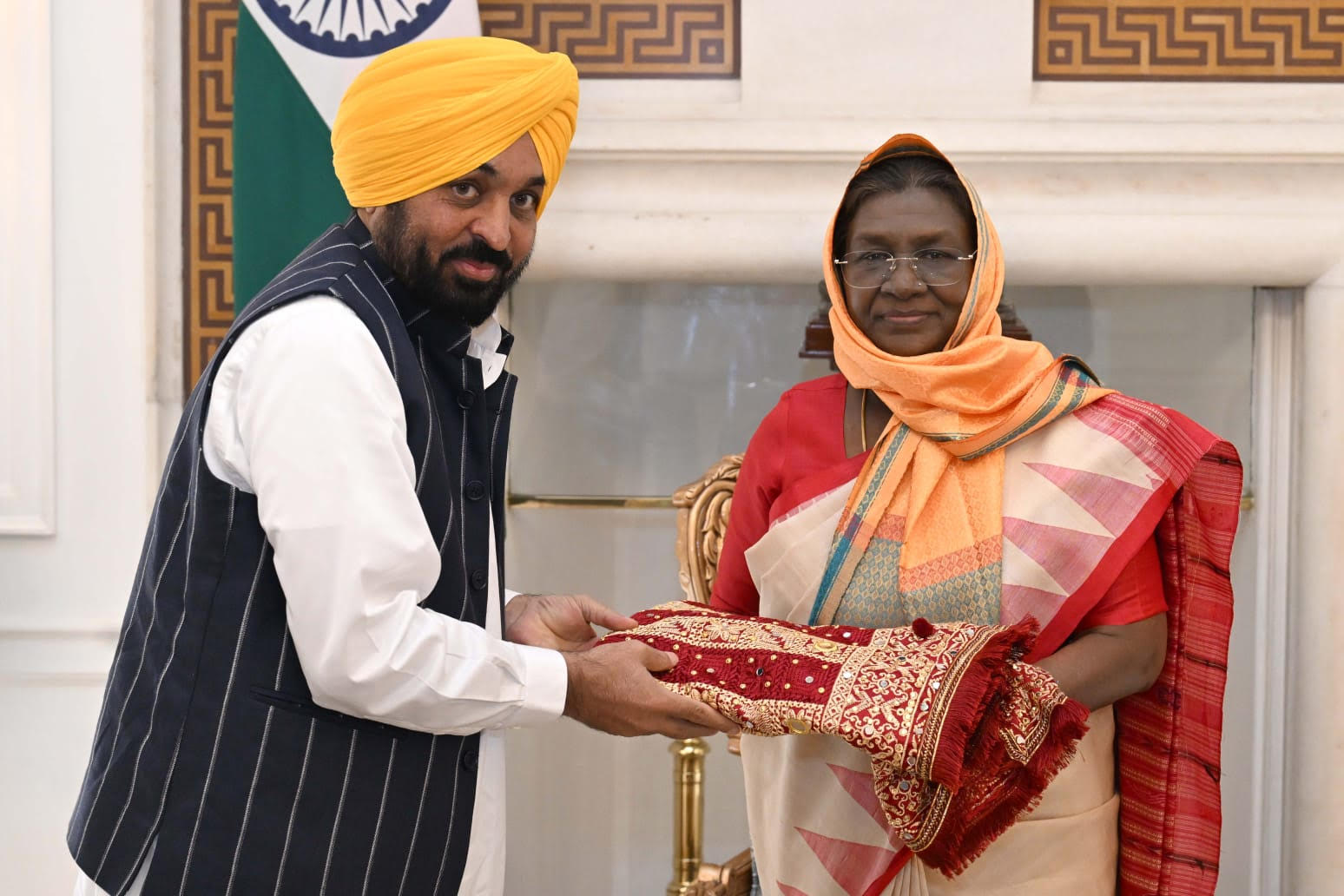 ਭਗਵੰਤ ਸਿੰਘ ਮਾਨ ਵੱਲੋਂ ਭਾਰਤ ਦੇ ਰਾਸ਼ਟਰਪਤੀ ਨੂੰ ਸ੍ਰੀ ਗੁਰੂ ਤੇਗ਼ ਬਹਾਦਰ ਜੀ ਦੇ 350ਵੇਂ ਸ਼ਹੀਦੀ ਦਿਵਸ ਸਮਾਗਮਾਂ ਵਿੱਚ ਸ਼ਾਮਲ ਹੋਣ ਦਾ ਸੱਦਾ