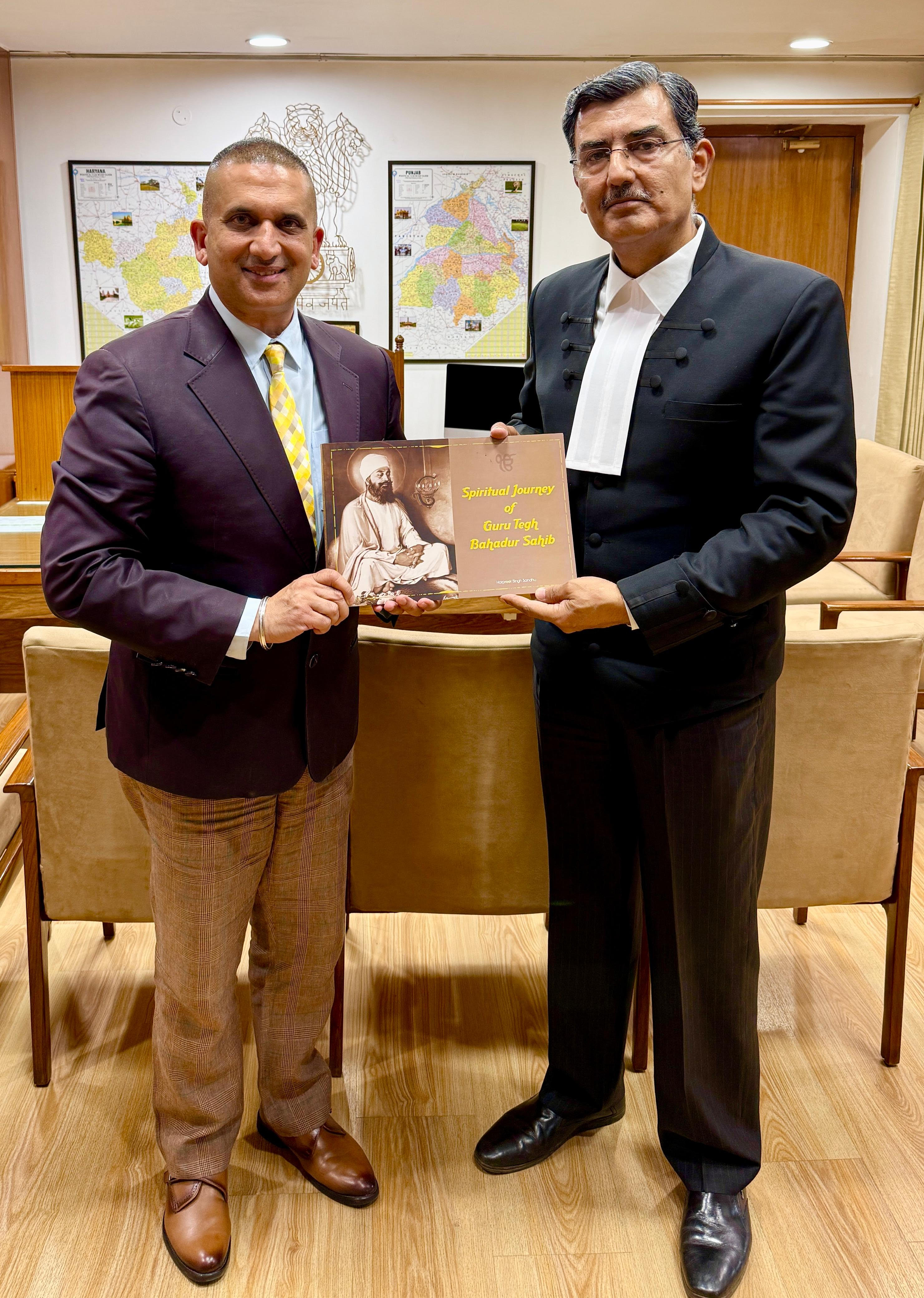 ਸ੍ਰੀ ਗੁਰੂ ਤੇਗ਼ ਬਹਾਦਰ ਸਾਹਿਬ ਜੀ ਦੇ 350ਵੇਂ ਸ਼ਹੀਦੀ ਵਰ੍ਹੇ ਨੂੰ ਸਮਰਪਿਤ ਕਿਤਾਬ ਮਾਣਯੋਗ ਚੀਫ਼ ਜਸਟਿਸ, ਪੰਜਾਬ ਅਤੇ ਹਰਿਆਣਾ ਹਾਈ ਕੋਰਟ ਨੂੰ ਕੀਤੀ ਭੇਟ