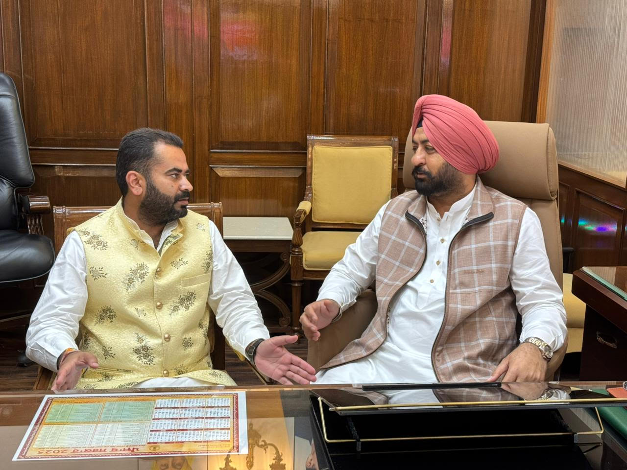 ਵਿਧਾਇਕ ਫਾਜਿਲਕਾ ਨਰਿੰਦਰ ਪਾਲ ਸਿੰਘ ਸਵਨਾ ਨੇ ਮਾਲ ਮੰਤਰੀ ਹਰਦੀਪ ਸਿੰਘ ਮੁੰਡੀਆ ਨਾਲ ਮੁਆਵਜੇ ਨੂੰ ਲੈ ਕੇ ਕੀਤੀ ਮੁਲਾਕਾਤ