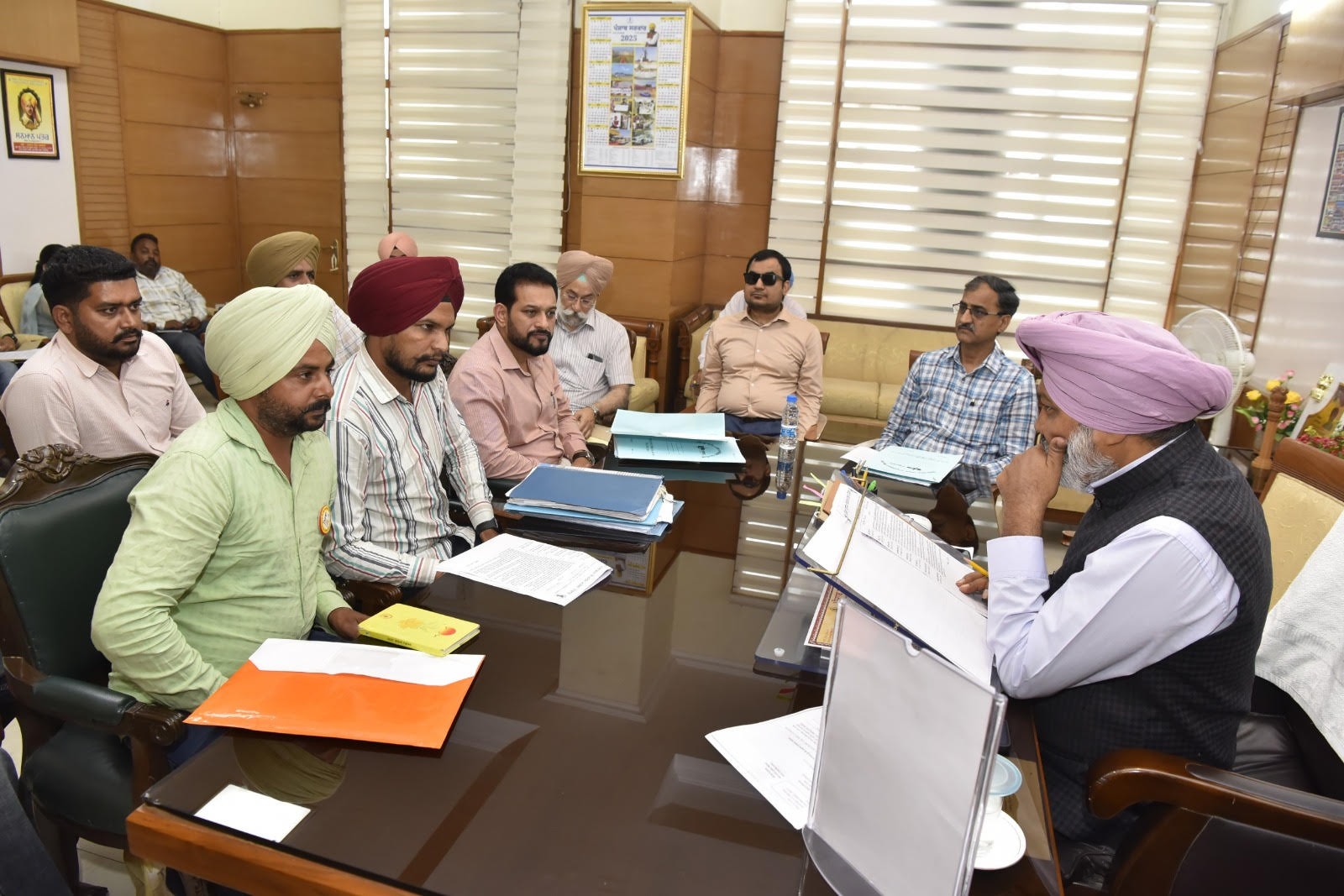 ਯੂਨੀਅਨ ਆਗੂਆਂ ਨੂੰ ਭਰੋਸਾ ਦਿੱਤਾ ਕਿ ਜਿਆਦਾਤਰ ਮੰਗਾਂ ਨੂੰ ਪਹਿਲਾਂ ਤੋਂ ਹੀ ਹਮਦਰਦੀ ਨਾਲ ਵਿਚਾਰਿਆ ਜਾ ਰਿਹੈ