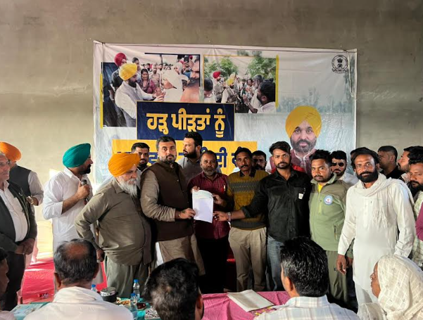 ਵਿਧਾਇਕ ਜਲਾਲਾਬਾਦ ਨੇ ਪਿੰਡ ਜੋਧਾ ਭੈਣੀ, ਬਘੇ ਕੇ ਹਿਠਾੜ ਅਤੇ ਸੰਤੋਖ ਸਿੰਘ ਵਾਲਾ ਵਿਖੇ ਮੁਆਵਜੇ ਦੇ ਮਨਜੂਰੀ ਪੱਤਰਾਂ ਦੀ ਕੀਤੀ ਵੰਡ