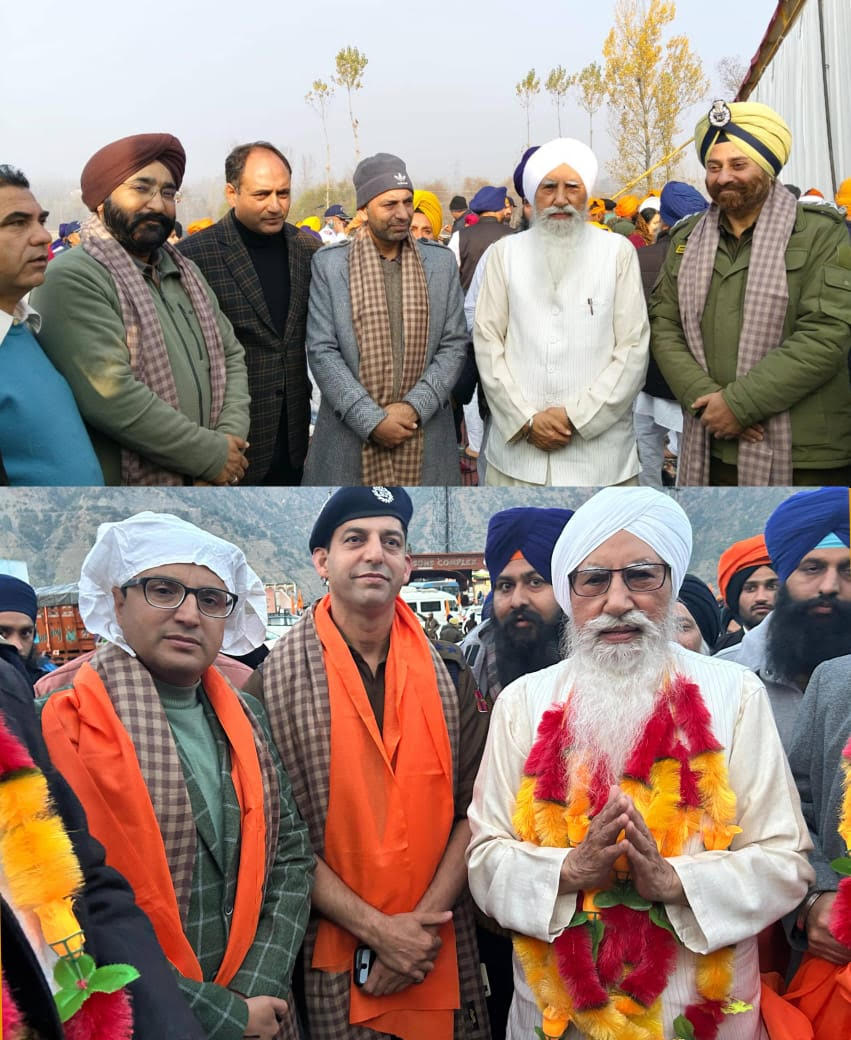 ਨੌਵੇਂ ਪਾਤਸ਼ਾਹ ਦੇ 350ਵੇਂ ਸ਼ਹੀਦੀ ਦਿਹਾੜੇ ਸਬੰਧੀ ਸ੍ਰੀਨਗਰ ਤੋਂ ਅਰੰਭ ਹੋਏ ਨਗਰ ਕੀਰਤਨ ਦਾ ਸੰਗਤ ਅਤੇ ਮੁਕਾਮੀ ਜ਼ਿਲ੍ਹਾ ਪ੍ਰਸ਼ਾਸਨ ਵਲੋਂ ਥਾਂ-ਥਾਂ ਸਵਾਗਤ