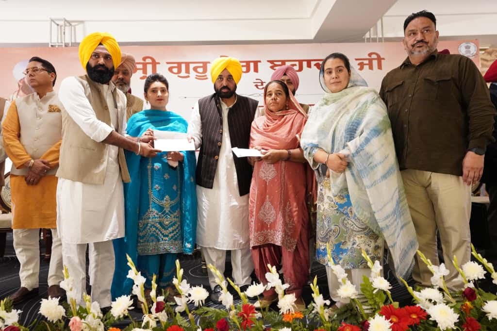 ਮੁੱਖ ਮੰਤਰੀ ਨੇ ਨੌਵੇਂ ਪਾਤਸ਼ਾਹ ਸ੍ਰੀ ਗੁਰੂ ਤੇਗ਼ ਬਹਾਦਰ ਜੀ ਦੇ ਚਰਨ ਛੋਹ ਪ੍ਰਾਪਤ 142 ਪਿੰਡਾਂ ਤੇ ਸ਼ਹਿਰਾਂ ਦੇ ਵਿਕਾਸ ਲਈ 71 ਕਰੋੜ ਰੁਪਏ ਦੇ ਚੈੱਕ ਵੰਡੇ