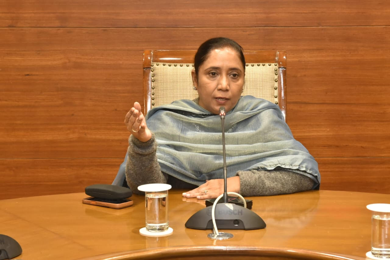 24 ਦਰਜਾ-4 ਕਰਮਚਾਰੀ ਕਲਰਕ ਬਣੇ — ਮੰਤਰੀ ਡਾ. ਬਲਜੀਤ ਕੌਰ ਵੱਲੋਂ ਪੱਦ-ਉਨਤੀ ਹੁਕਮ ਦਿੱਤੇ