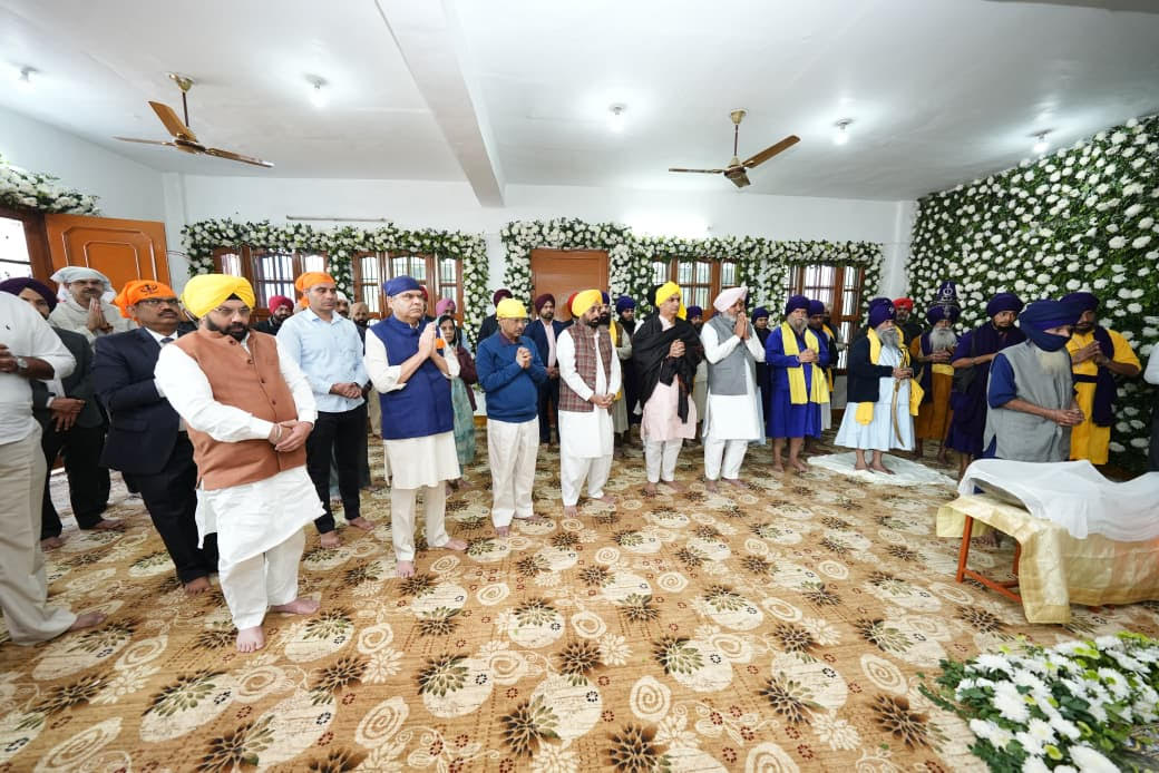 ਮੁੱਖ ਮੰਤਰੀ ਅਤੇ ਅਰਵਿੰਦ ਕੇਜਰੀਵਾਲ ਨੇ ਗੁਰਦੁਆਰਾ ਬਾਬਾ ਬੁੱਢਾ ਦਲ ਛਾਉਣੀ ਵਿਖੇ ਸ੍ਰੀ ਅਖੰਡ ਪਾਠ ਸਾਹਿਬ ਦੀ ਆਰੰਭਤਾ ਮੌਕੇ ਅਕਾਲ ਪੁਰਖ ਦਾ ਅਸ਼ੀਰਵਾਦ ਲਿਆ