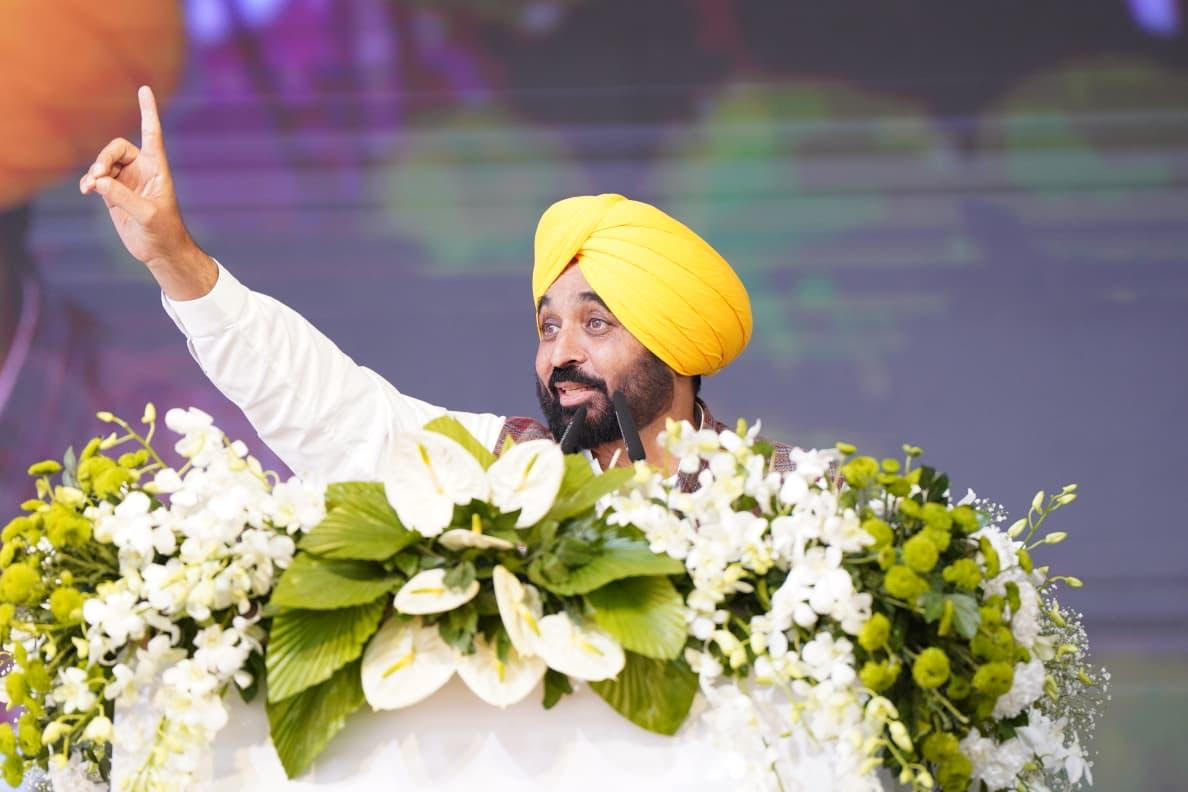 ਮੁੱਖ ਮੰਤਰੀ ਭਗਵੰਤ ਸਿੰਘ ਮਾਨ ਅਤੇ ਅਰਵਿੰਦ ਕੇਜਰੀਵਾਲ ਵੱਲੋਂ ਸਰਬ ਧਰਮ ਸੰਮੇਲਨ ਦੌਰਾਨ ਵਿਸ਼ਵ ਭਰ ਦੇ ਧਾਰਮਿਕ ਆਗੂਆਂ ਨਾਲ ਨੌਵੇਂ ਪਾਤਸ਼ਾਹ ਸ੍ਰੀ ਗੁਰੂ ਤੇਗ਼ ਬਹਾਦਰ ਜੀ ਨੂੰ ਸ਼ਰਧਾ ਤੇ ਸਤਿਕਾਰ ਭੇਟ