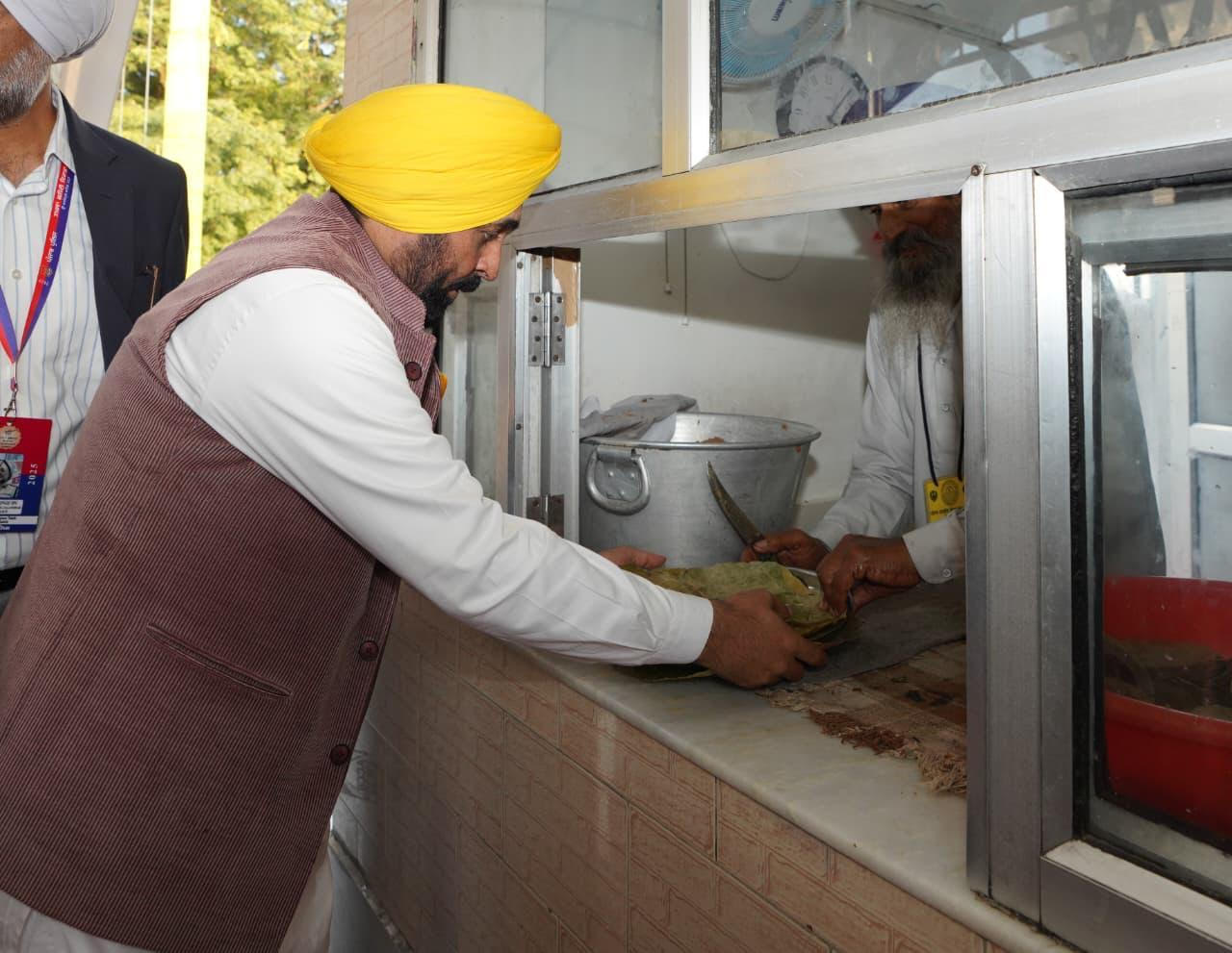 ਮੁੱਖ ਮੰਤਰੀ ਭਗਵੰਤ ਸਿੰਘ ਮਾਨ ਅਤੇ ਅਰਵਿੰਦ ਕੇਜਰੀਵਾਲ ਨੇ ਗੁਰਦੁਆਰਾ ਤਖ਼ਤ ਸ੍ਰੀ ਕੇਸਗੜ੍ਹ ਸਾਹਿਬ, ਗੁਰਦੁਆਰਾ ਸੀਸ ਗੰਜ ਸਾਹਿਬ ਅਤੇ ਗੁਰਦੁਆਰਾ ਭੋਰਾ ਸਾਹਿਬ ਵਿਖੇ ਮੱਥਾ ਟੇਕਿਆ