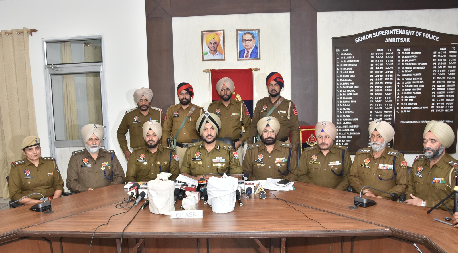 ਅੰਮ੍ਰਿਤਸਰ ਵਿੱਚ ਵਿਦੇਸ਼ੀ ਵਪਾਰੀਆਂ ਨਾਲ ਜੁੜੇ ਸਰਹੱਦ ਪਾਰ ਡਰੱਗ ਕਾਰਟੈਲ ਫੜੇ ਗਏ; ਤਿੰਨ 4 ਕਿਲੋ ਬਰਫ਼, 1 ਕਿਲੋ ਹੈਰੋਇਨ ਸਮੇਤ ਕਾਬੂ