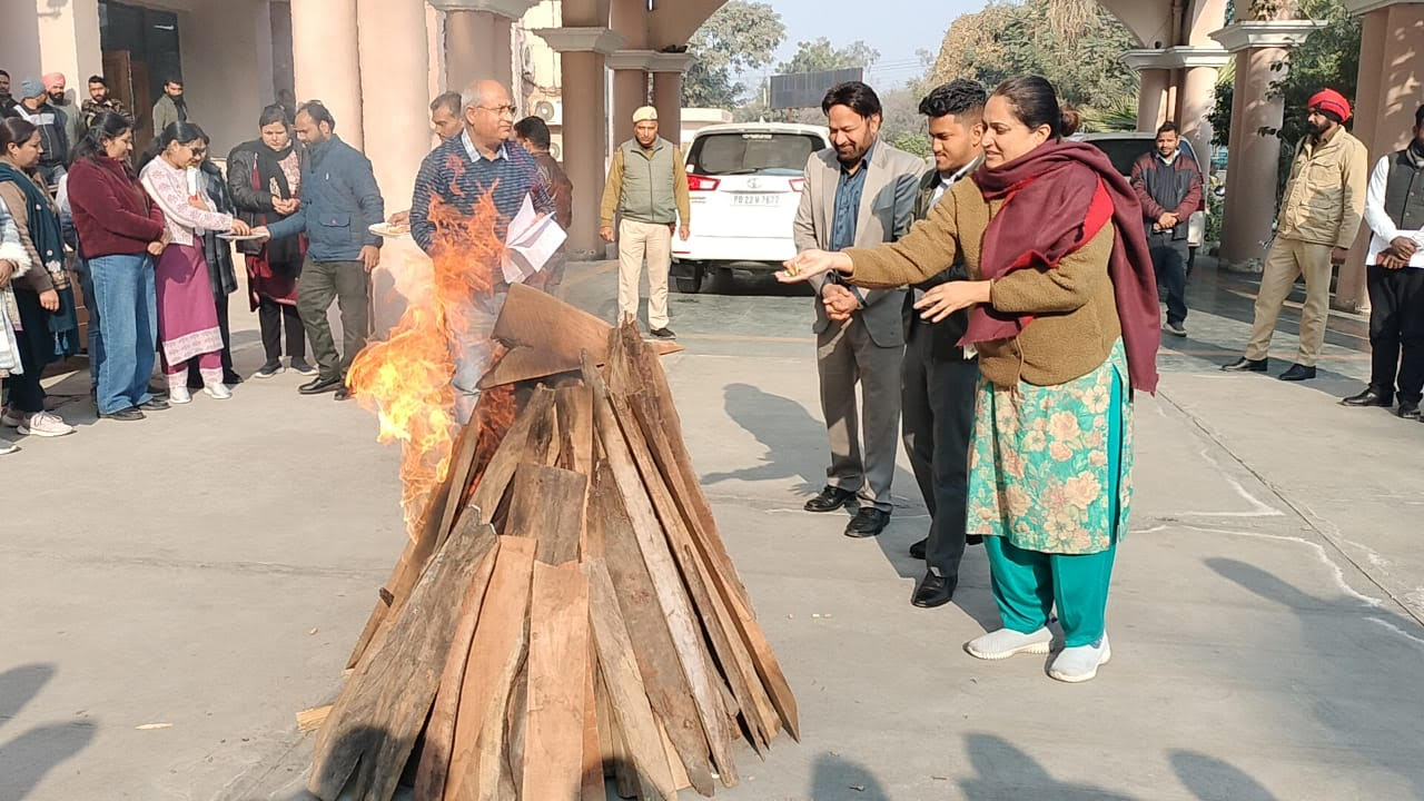 ਡਿਪਟੀ ਕਮਿਸ਼ਨਰ ਨੇ ਜਿ਼ਲ੍ਹਾ ਪ੍ਰਬੰਧਕੀ ਕੰਪਲੈਕਸ ਵਿਚ ਵਿਭਾਗੀ ਅਧਿਕਾਰੀਆਂ ਤੇ ਕਰਮਚਾਰੀਆਂ ਨਾਲ ਮਨਾਈ ਲੋਹੜੀ