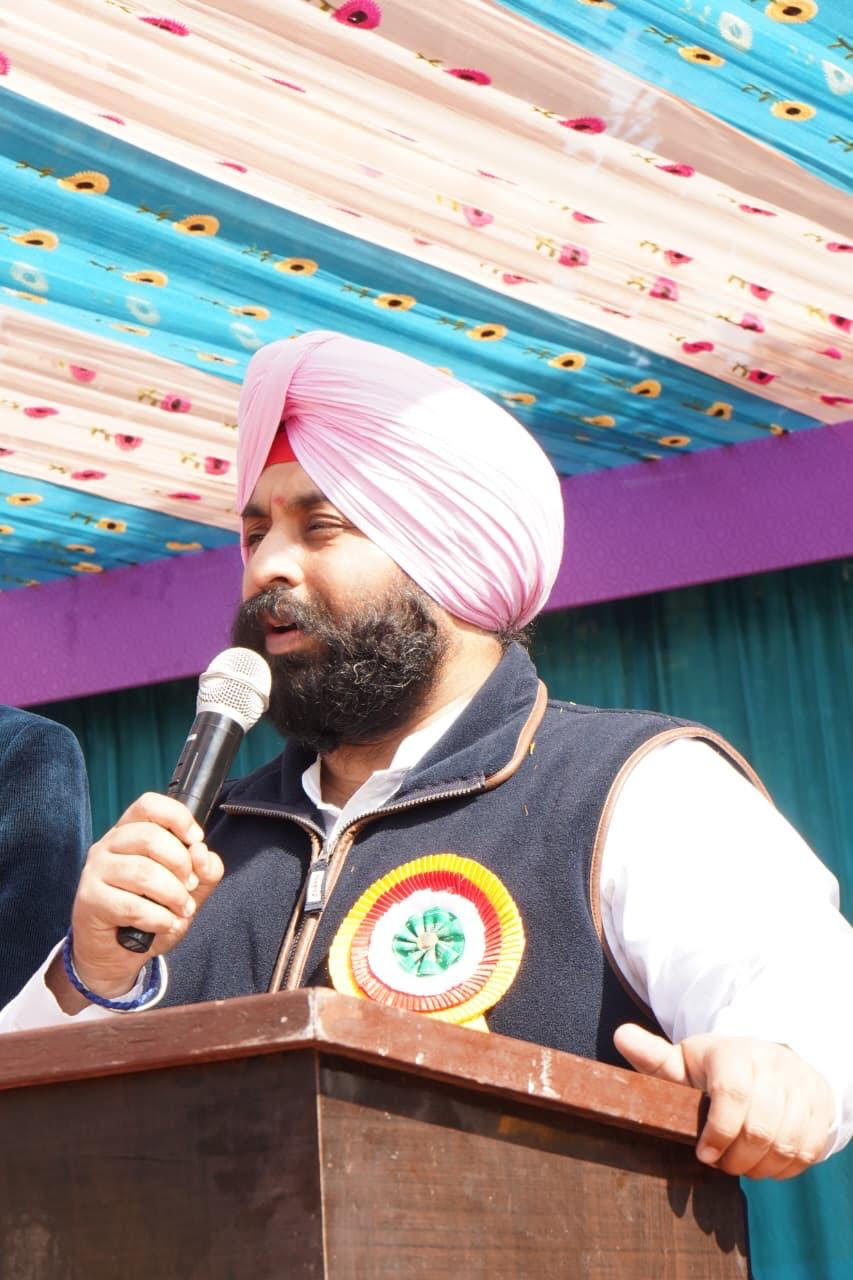 ਹਰਜੋਤ ਸਿੰਘ ਬੈਂਸ ਨੇ ਕਿਹਾ ਕਿ ਇਸ ਵਿਸ਼ਾਲ ਕਾਰਜ ਨੂੰ ਨਿਰਵਿਘਨ ਚਲਾਉਣ ਲਈ 3,000 ਤੋਂ ਵੱਧ ਅਧਿਕਾਰੀ ਅਤੇ 40,000 ਅਧਿਆਪਕ ਲਾਮਬੰਦ ਕੀਤੇ ਗਏ ਸਨ।