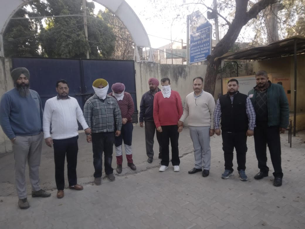 ਵਿਜੀਲੈਂਸ ਬਿਊਰੋ ਵੱਲੋਂ ਦੋ ਸੀਨੀਅਰ ਇੰਡਸਟਰੀਅਲ ਪ੍ਰਮੋਸ਼ਨਲ ਅਫ਼ਸਰ ਅਤੇ ਟਰੇਡ ਅਸਿਸਟੈਂਟ 30,000 ਰੁਪਏ ਰਿਸ਼ਵਤ ਲੈਂਦੇ ਰੰਗੇ ਹੱਥੀਂ ਕਾਬੂ